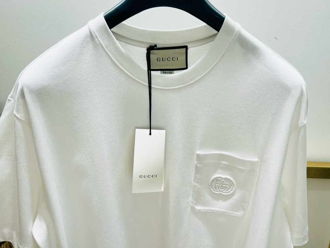 Schwarz-weißes T-Shirt