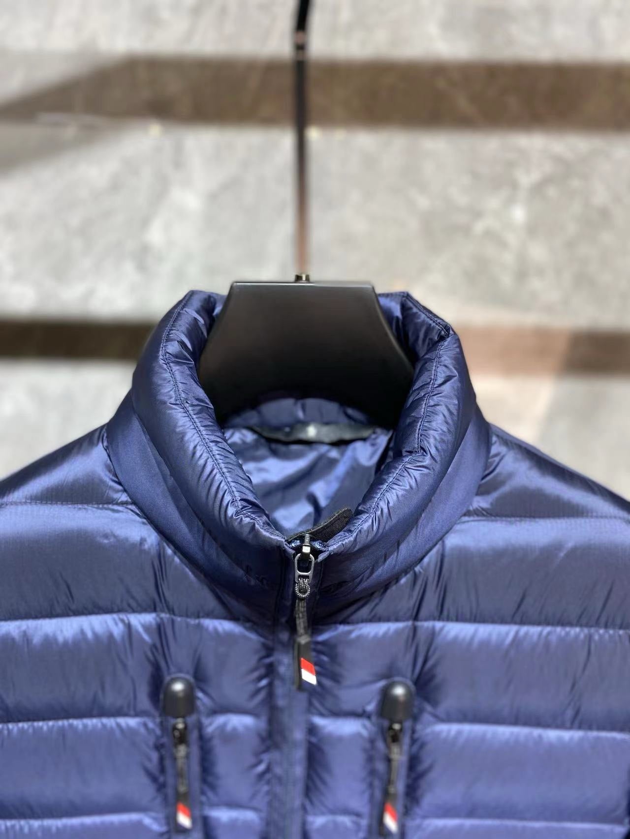 Chaqueta negra y azul