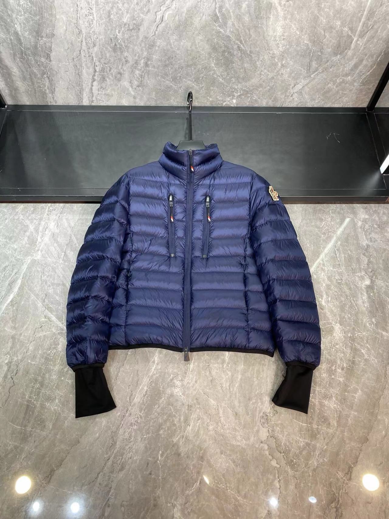 Chaqueta negra y azul