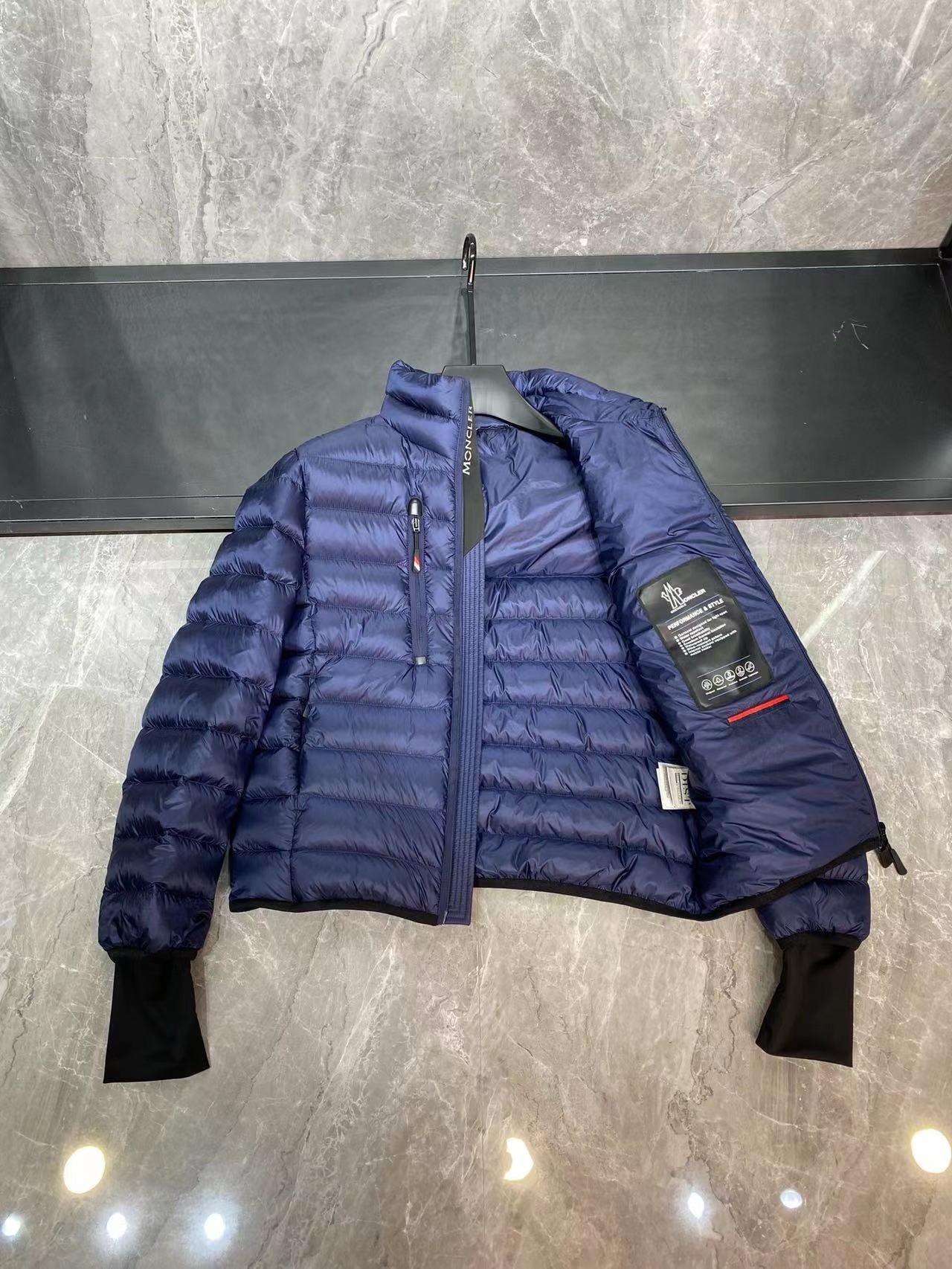 Chaqueta negra y azul
