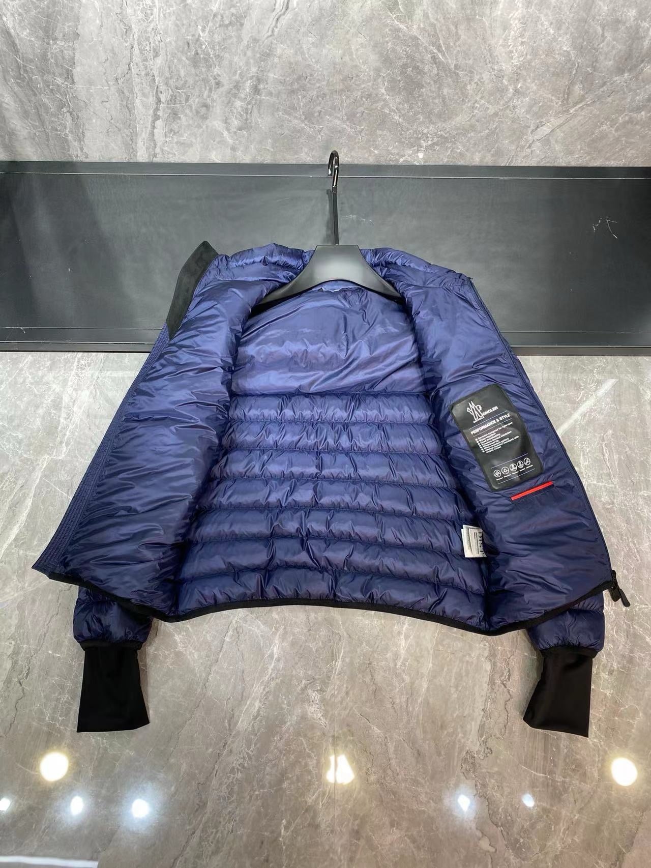 Chaqueta negra y azul