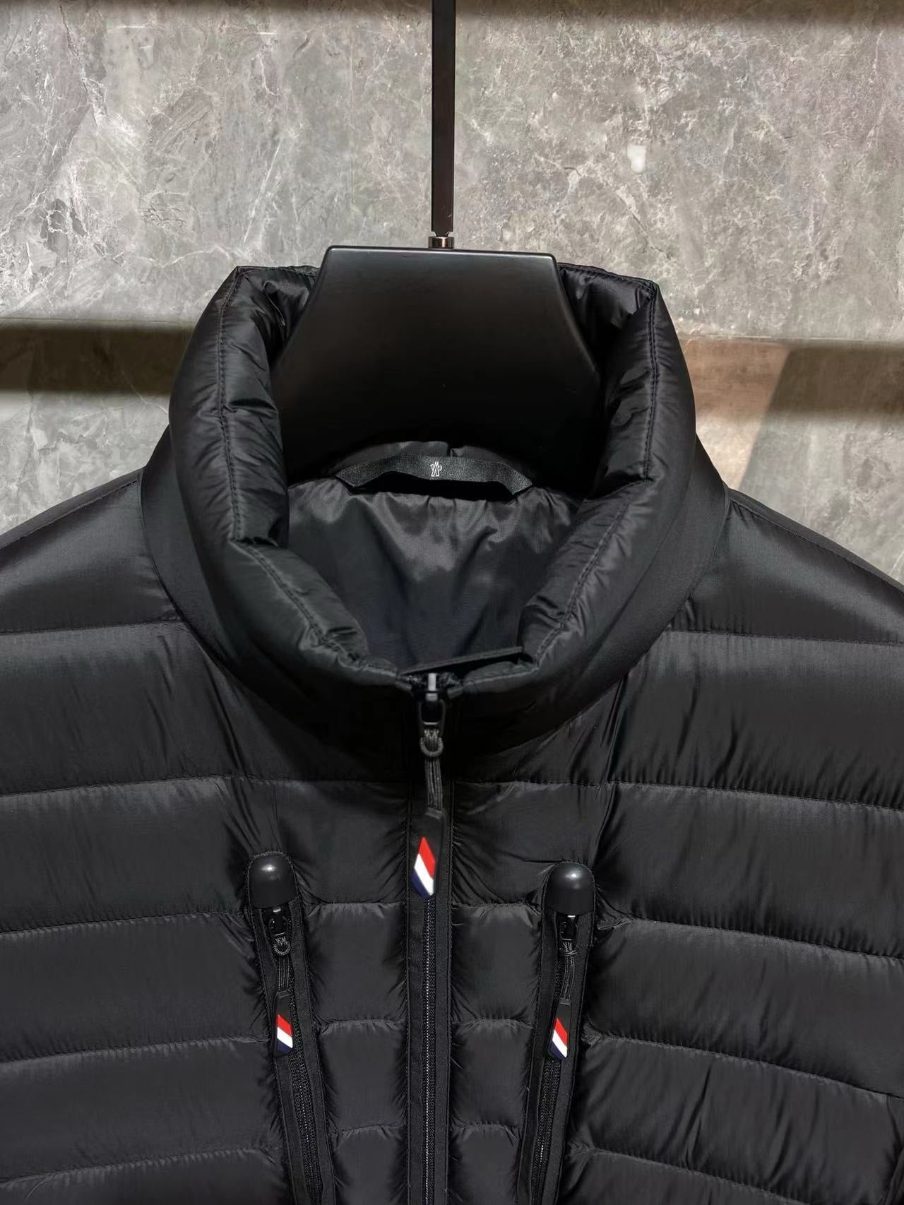 Chaqueta negra y azul