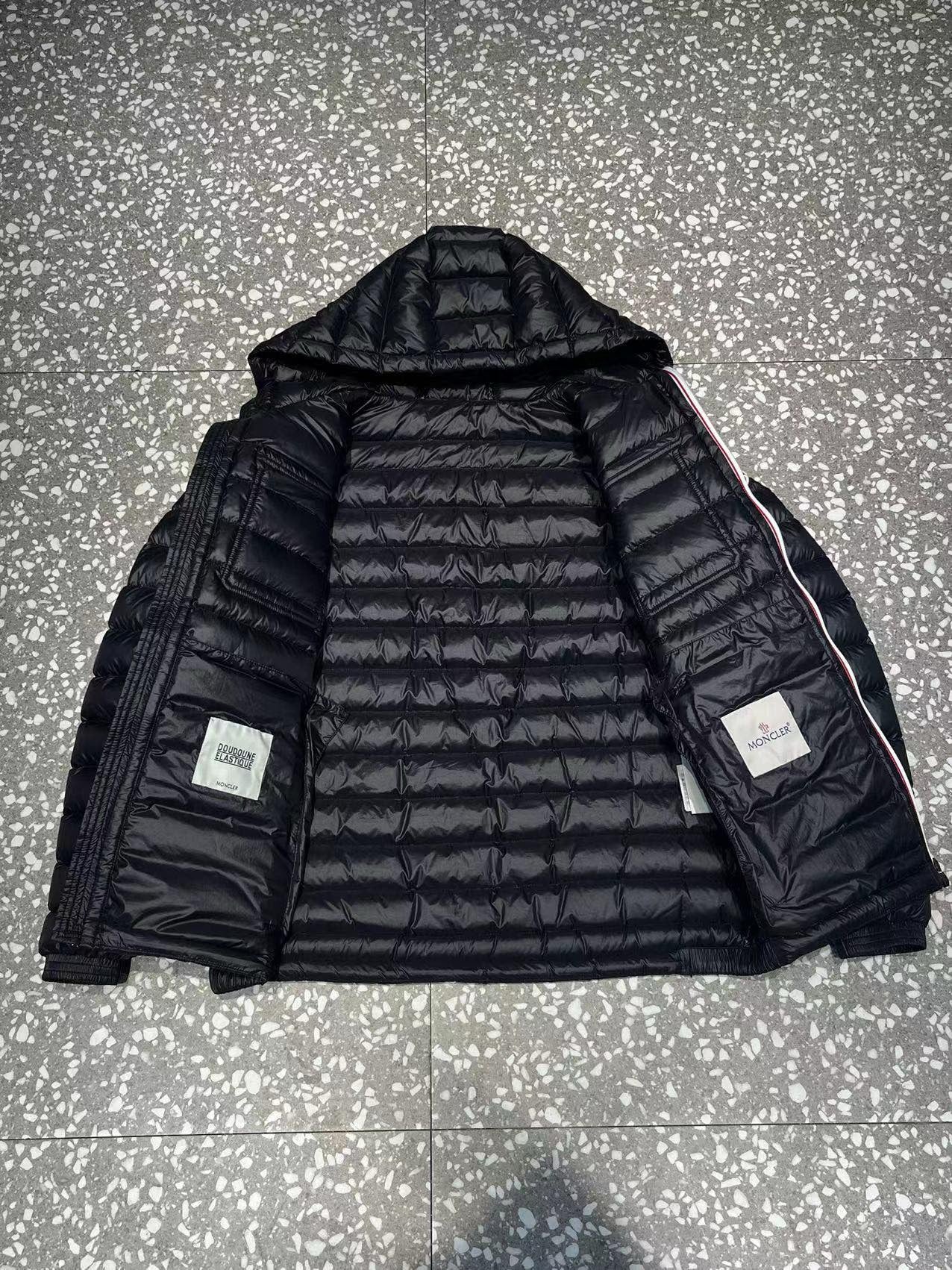 Chaqueta negra y azul