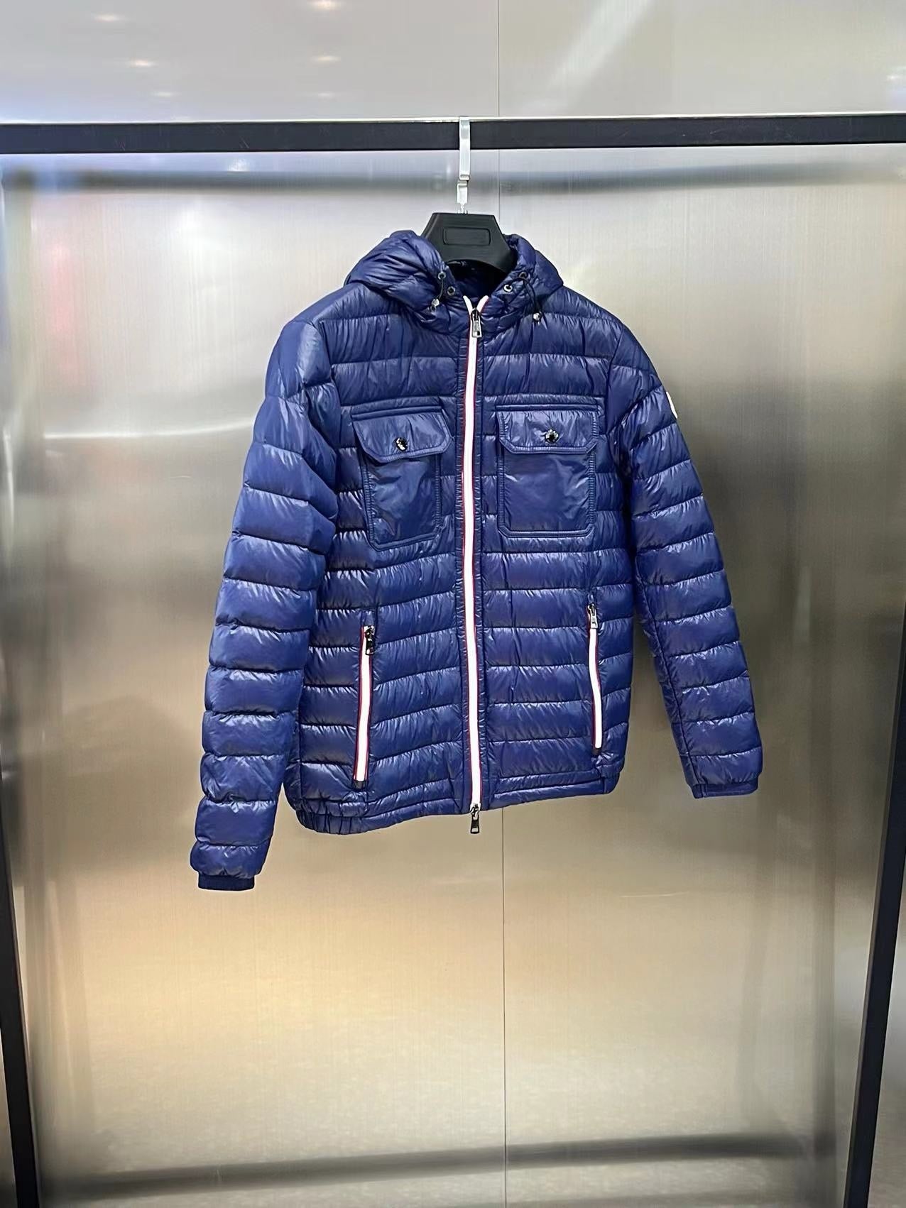 Chaqueta negra y azul