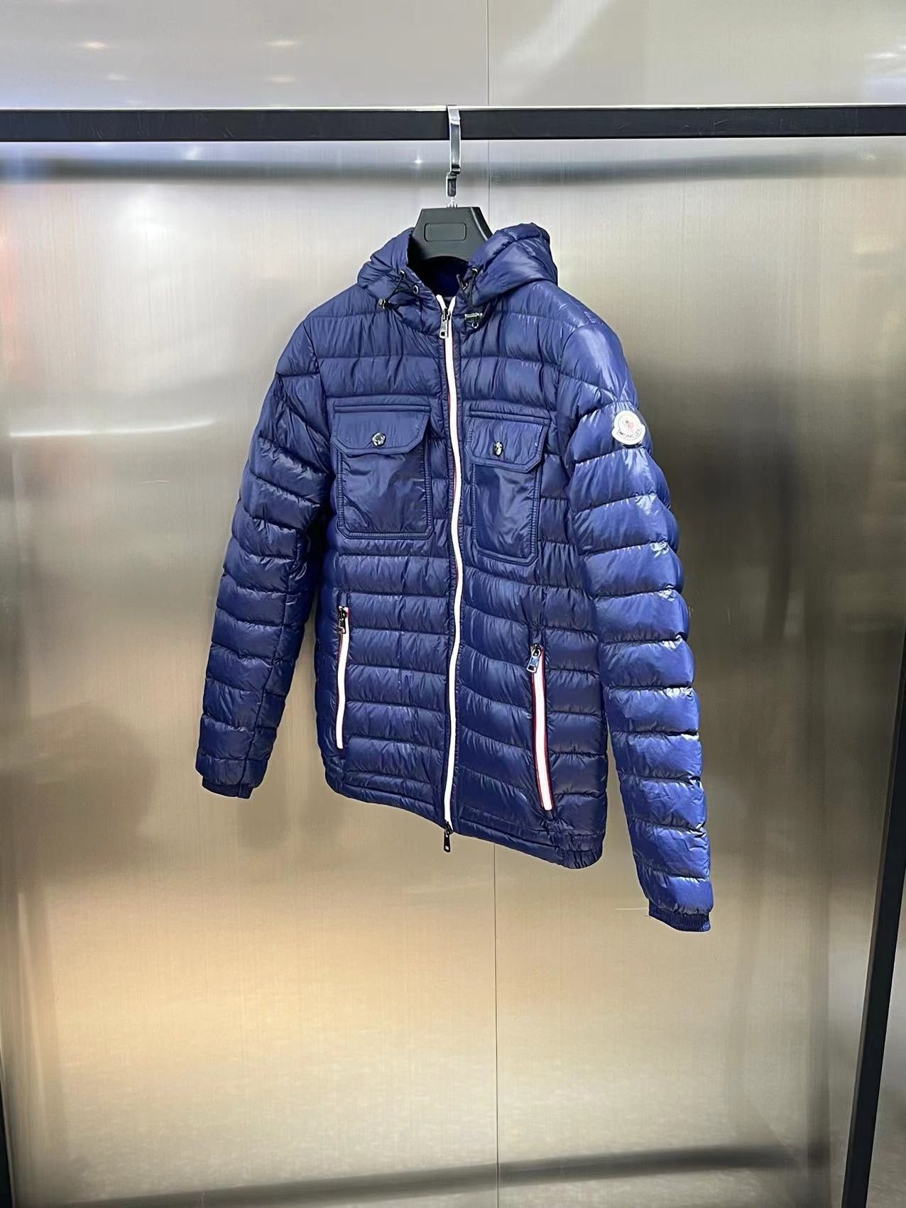 Chaqueta negra y azul