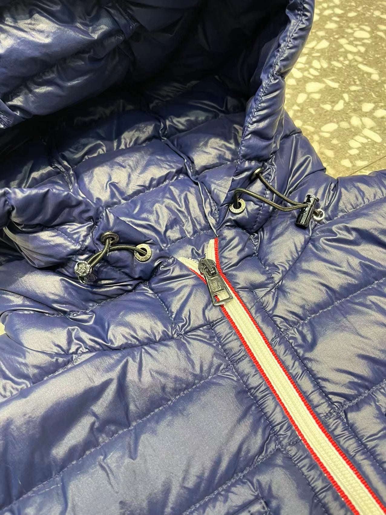 Chaqueta negra y azul
