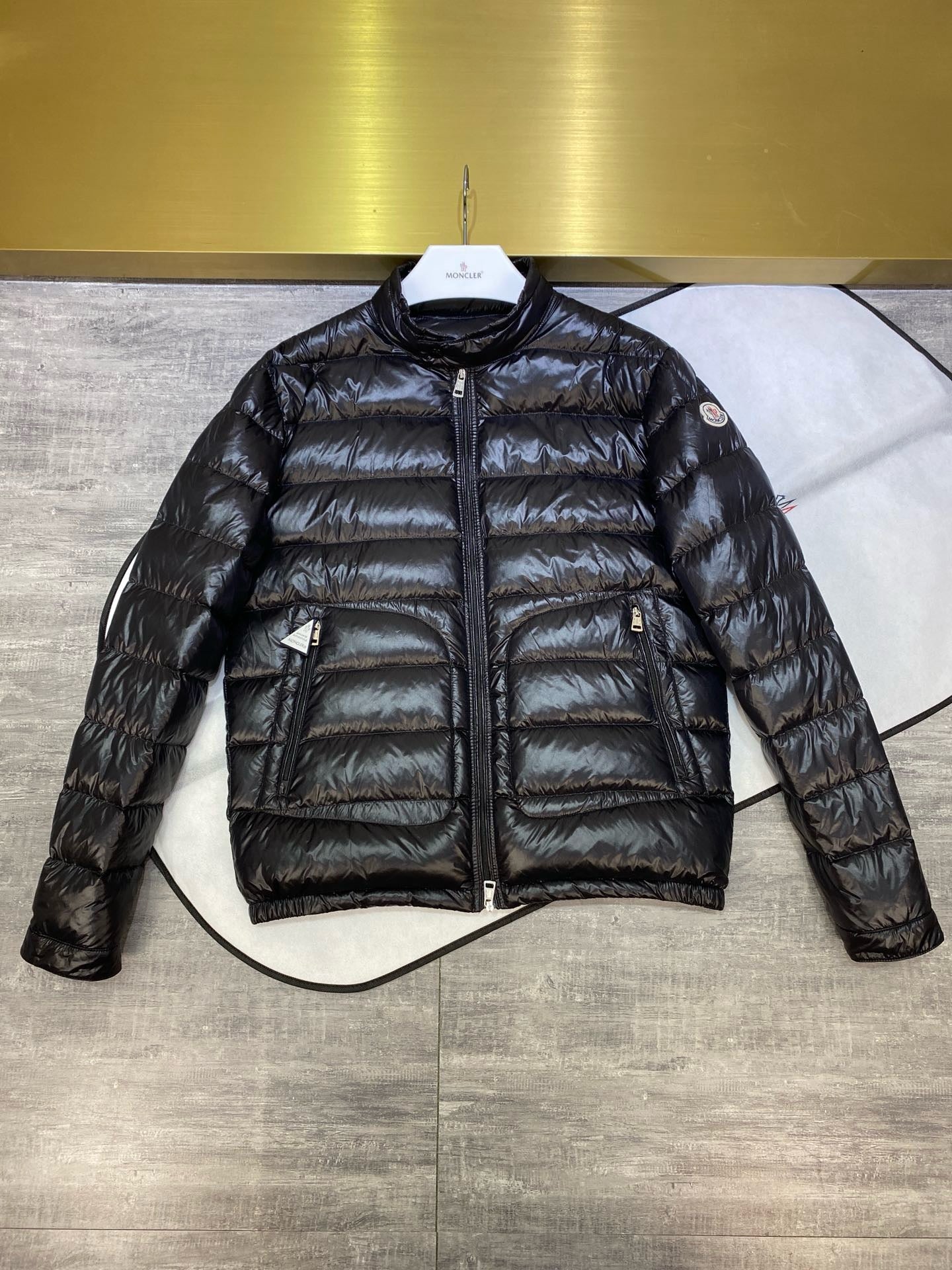 Chaqueta negra y gris
