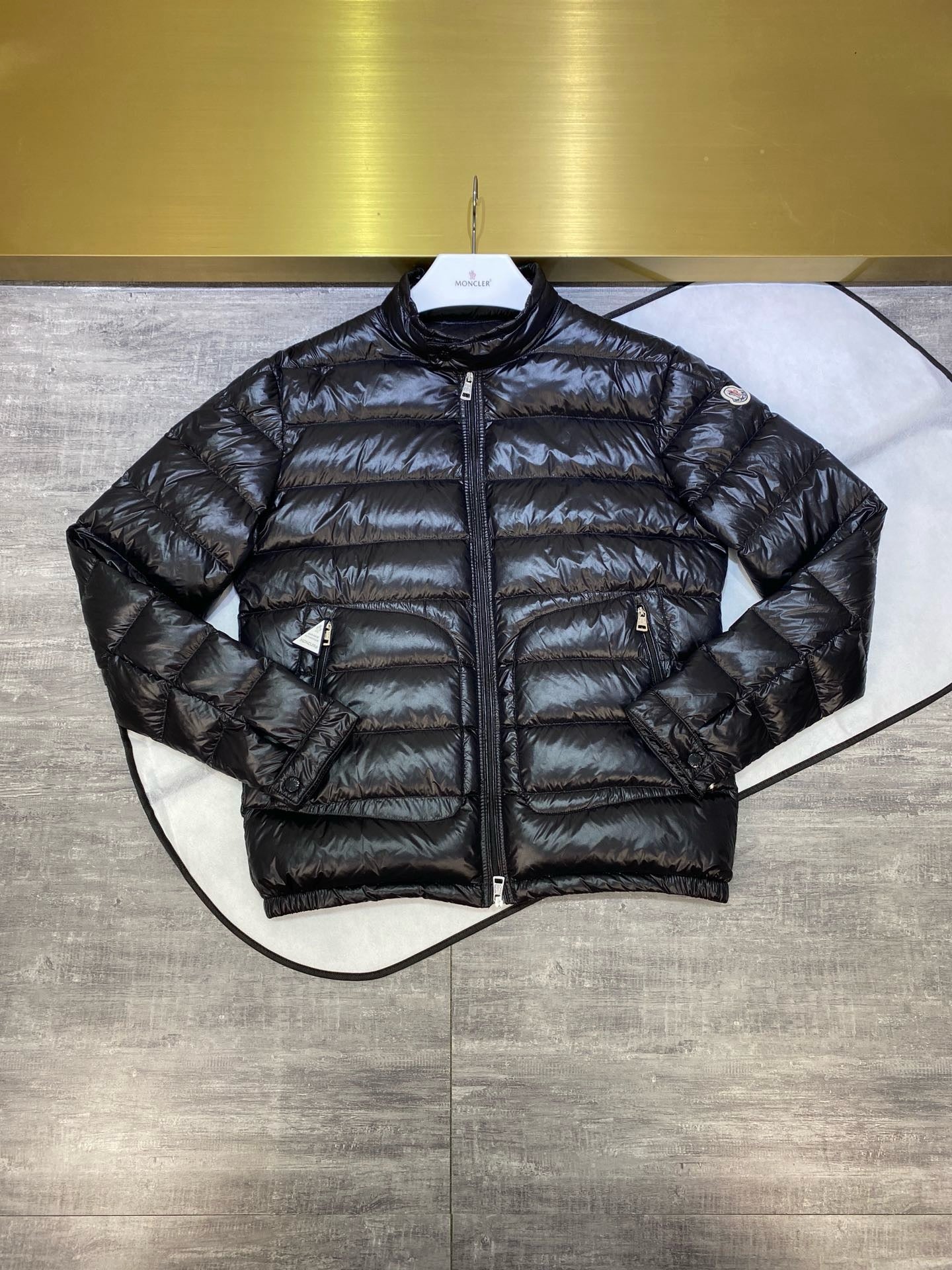 Chaqueta negra y gris