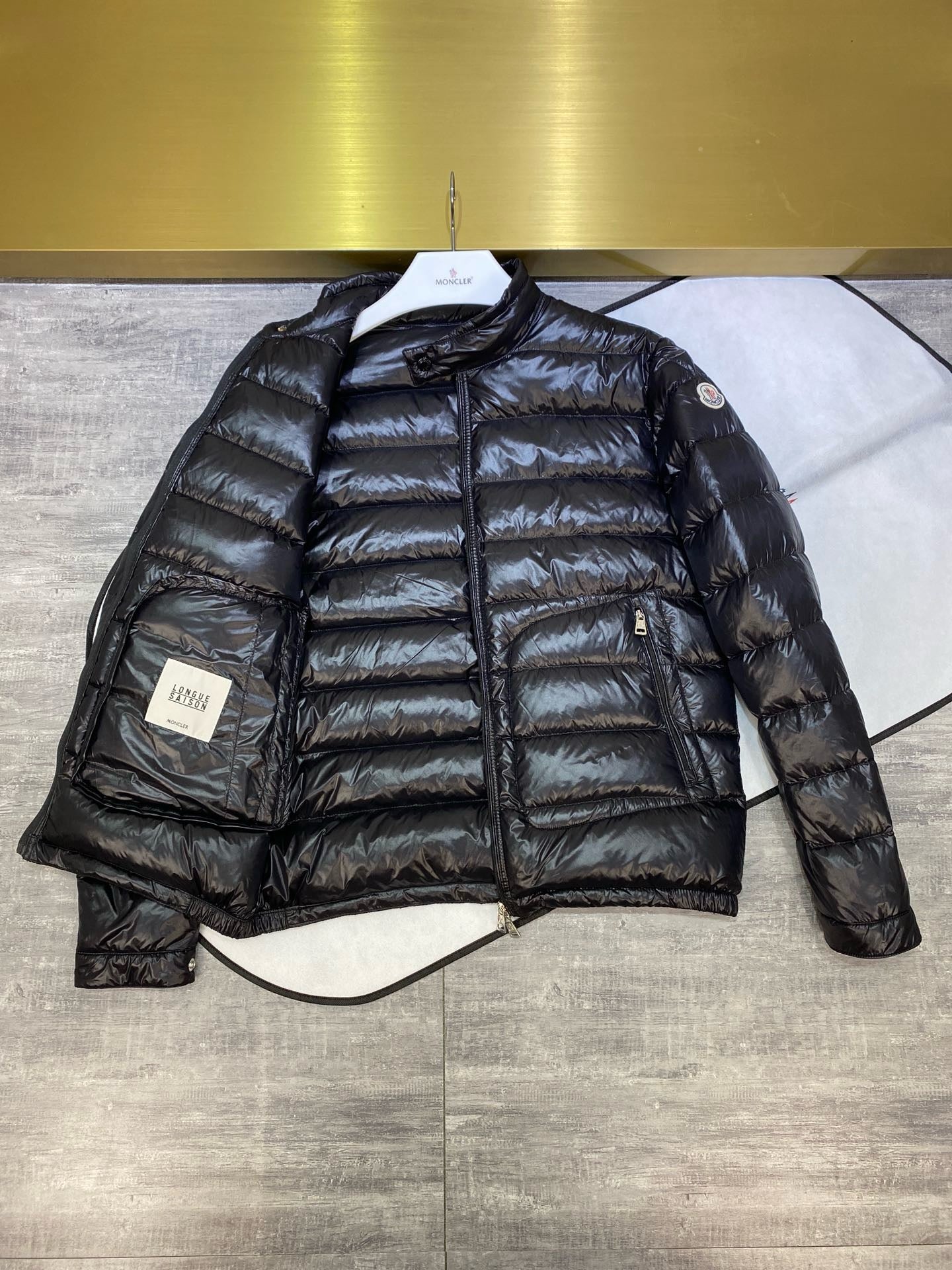 Chaqueta negra y gris