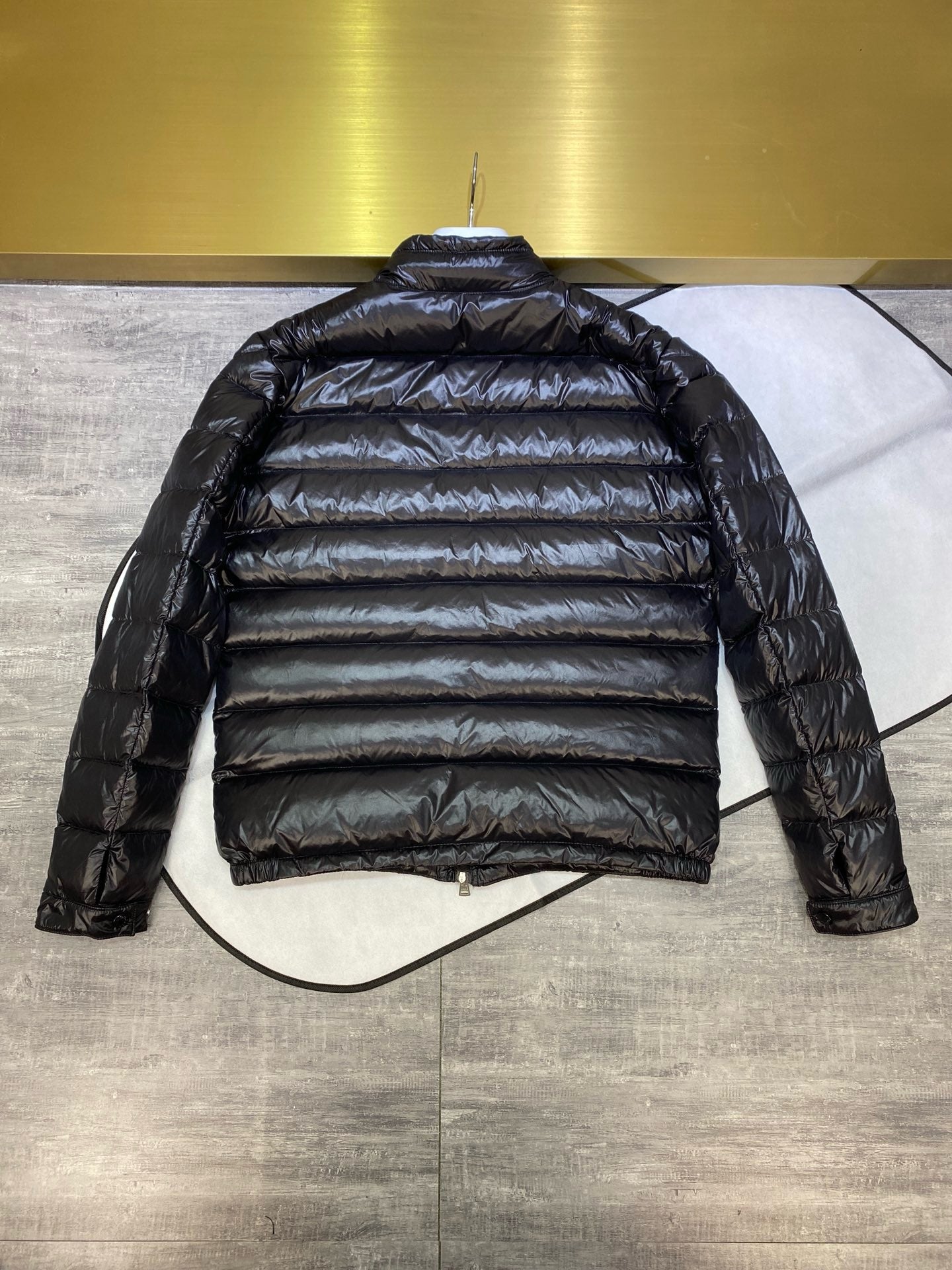 Chaqueta negra y gris