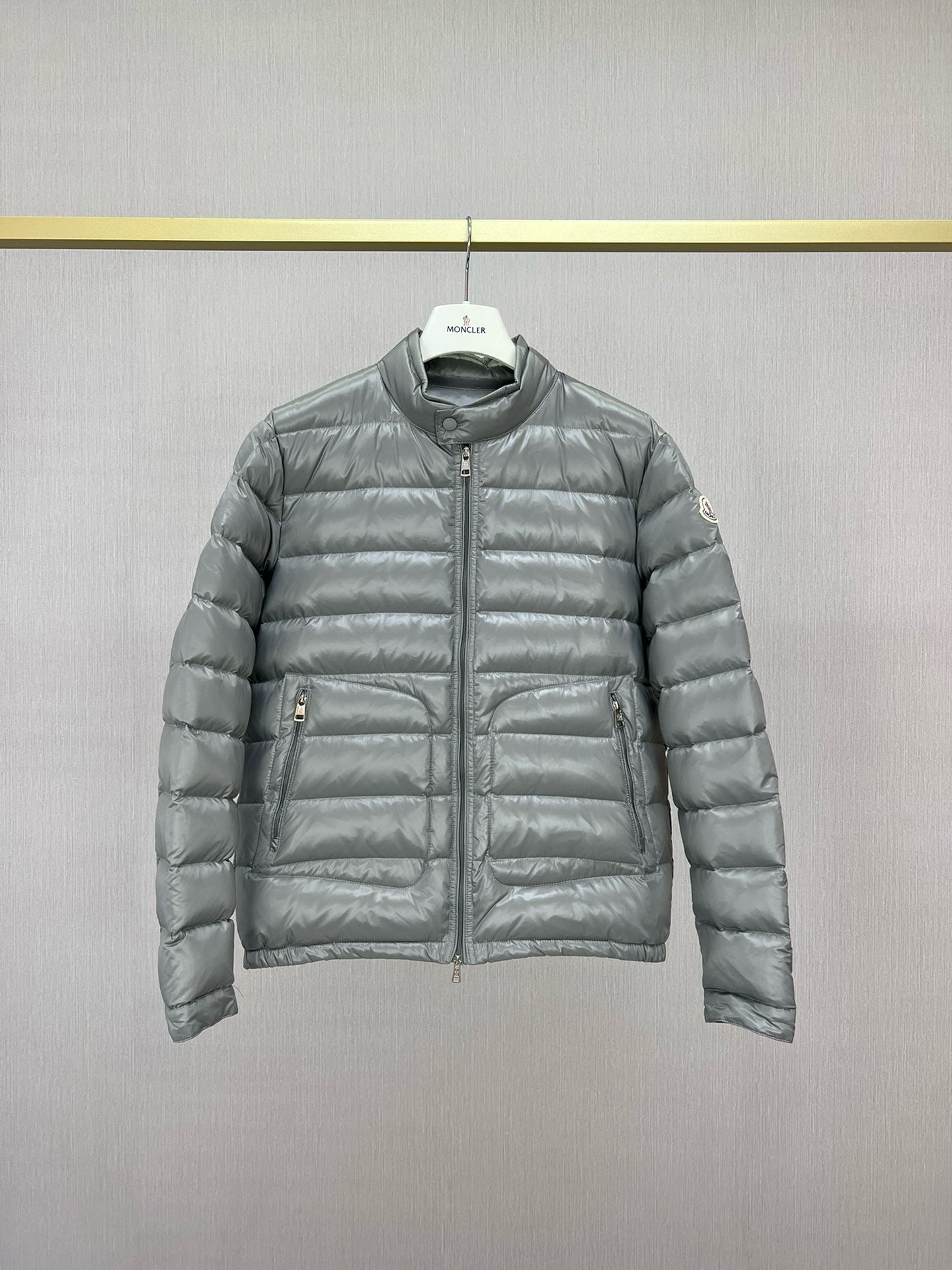 Chaqueta negra y gris
