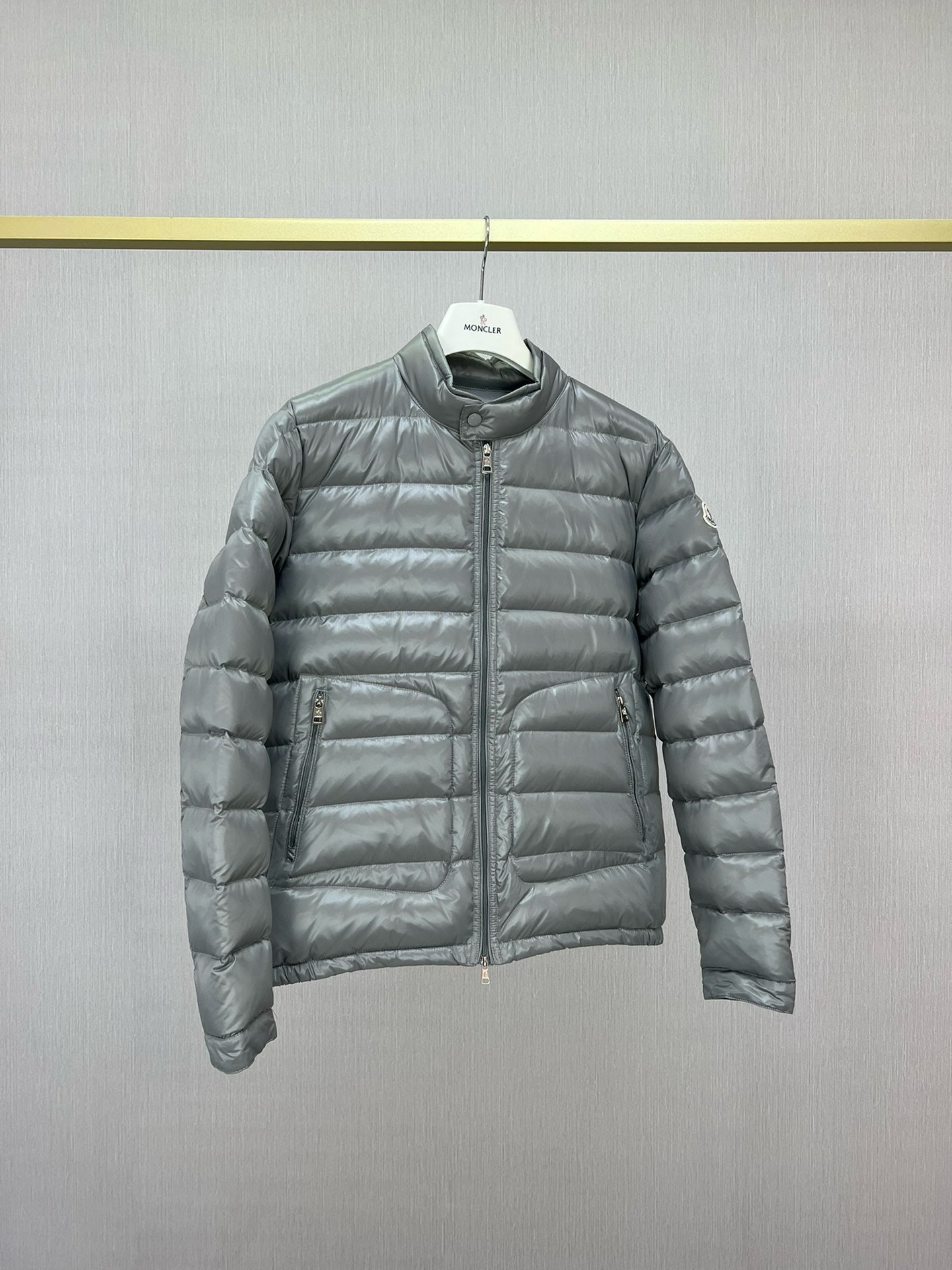 Chaqueta negra y gris