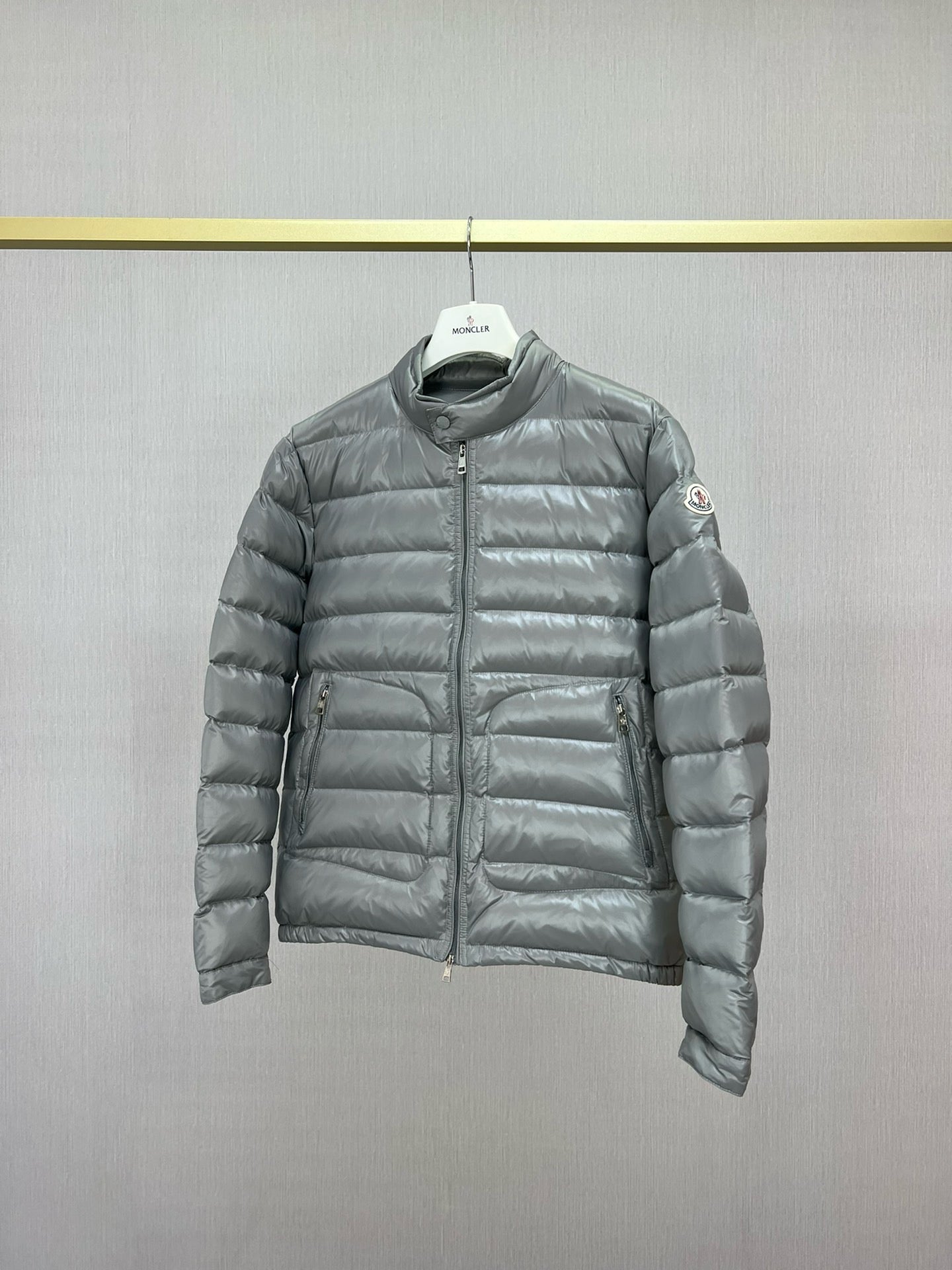 Chaqueta negra y gris