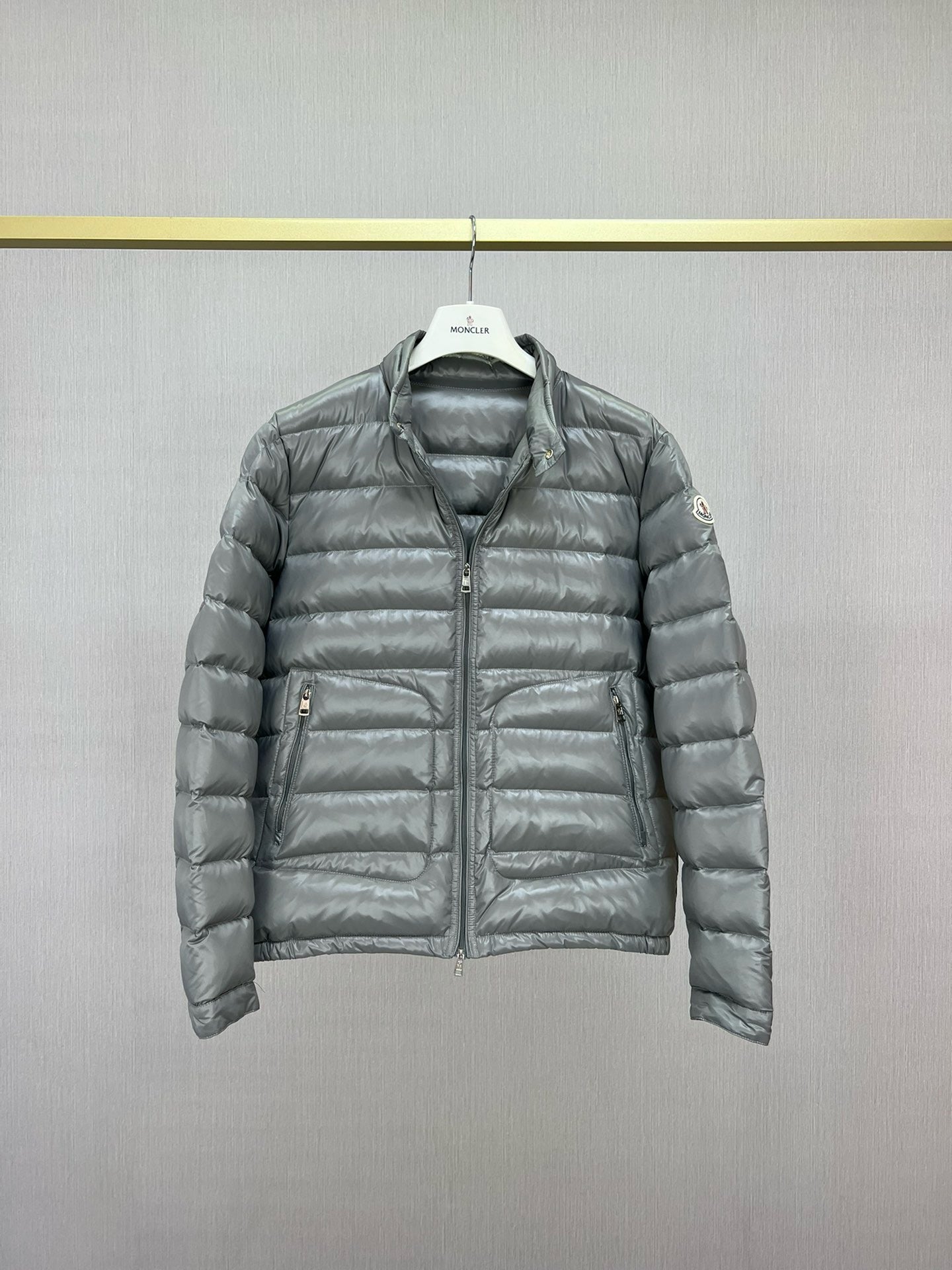 Chaqueta negra y gris