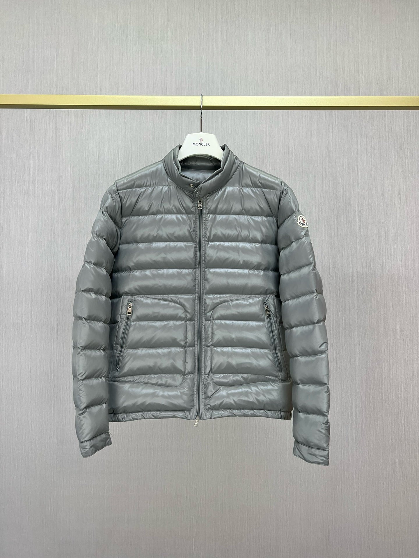 Chaqueta negra y gris