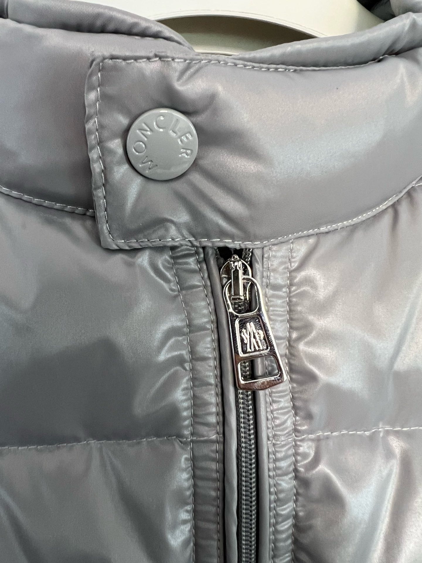 Chaqueta negra y gris