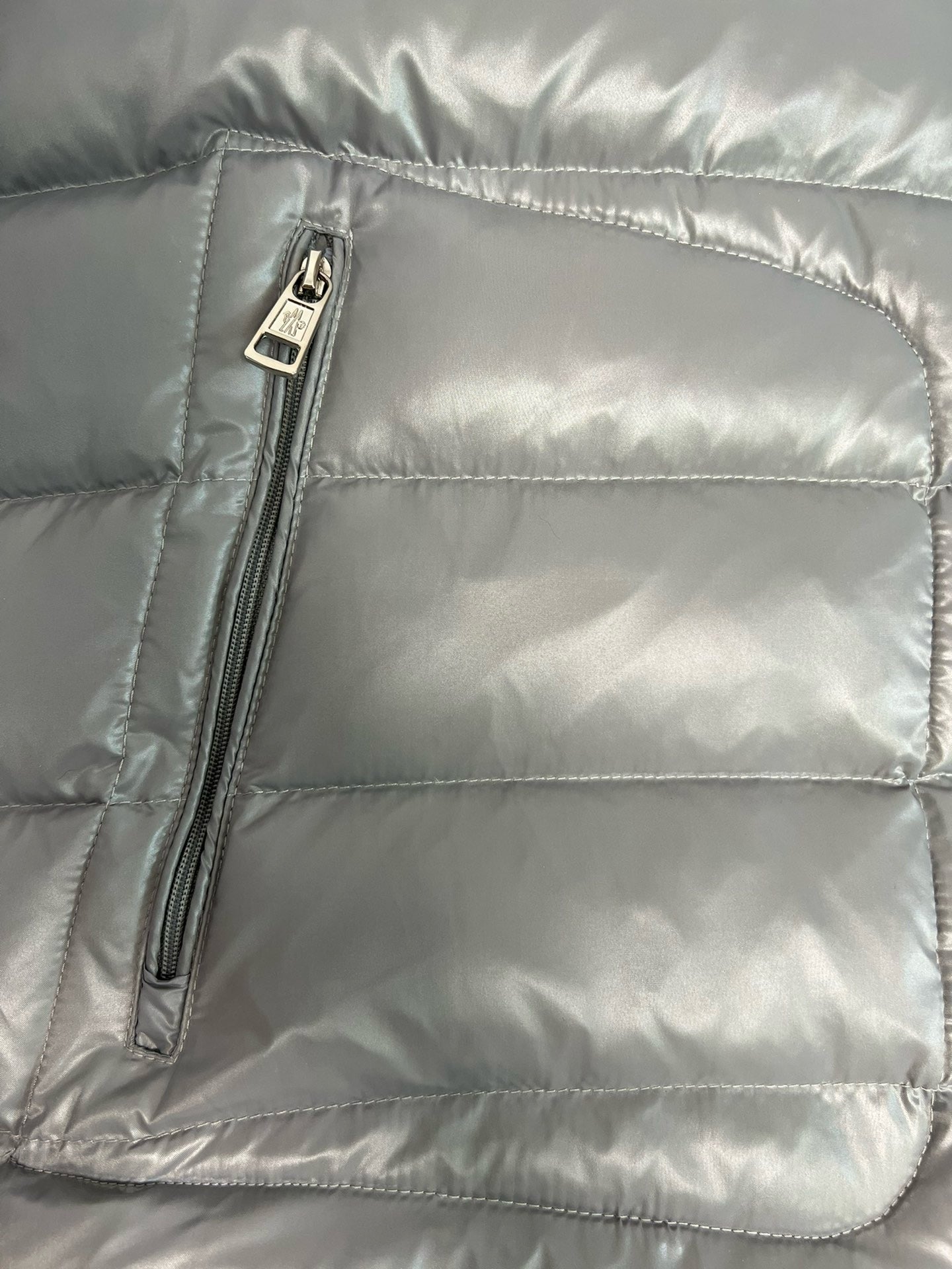 Chaqueta negra y gris