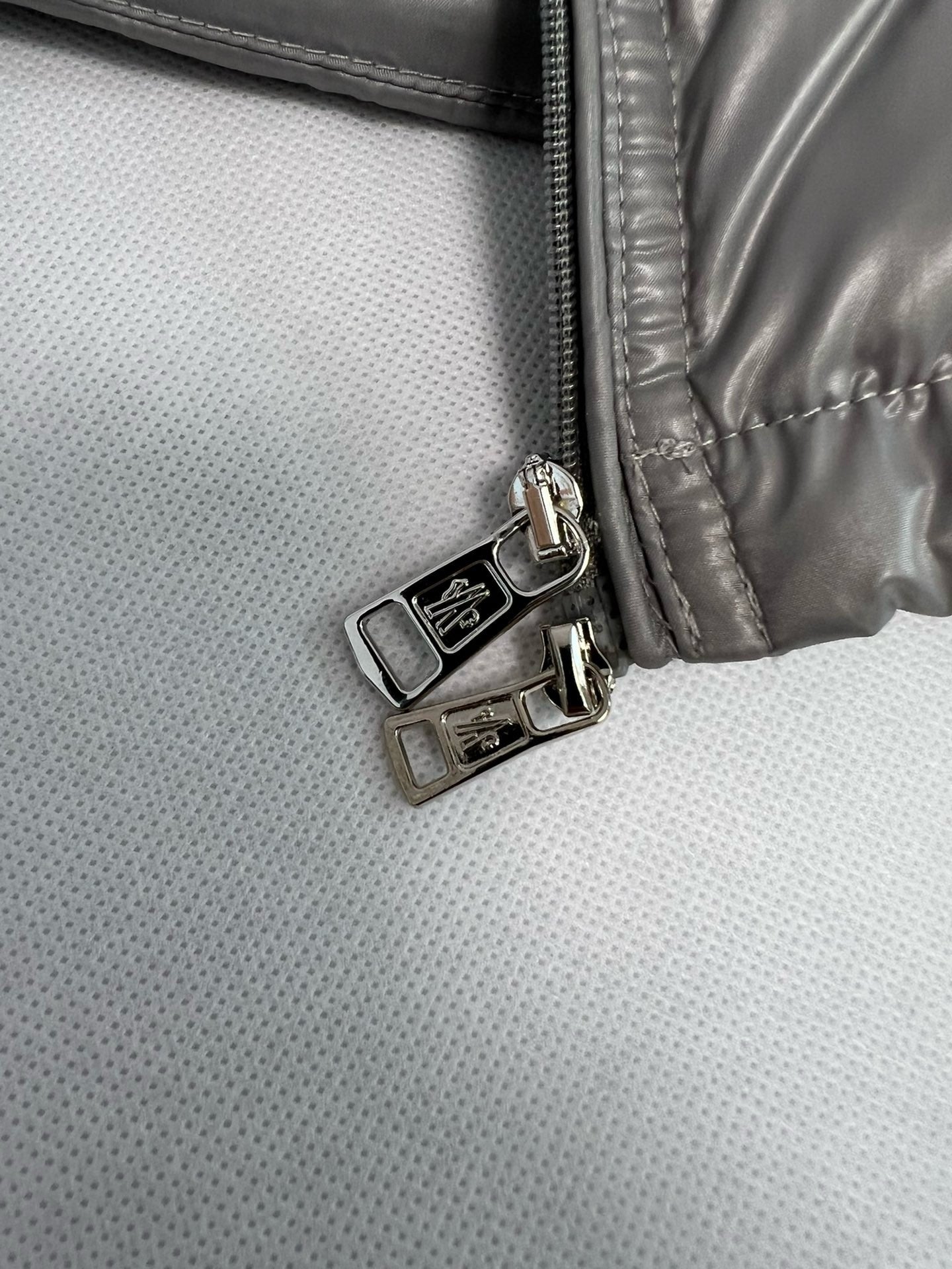 Chaqueta negra y gris