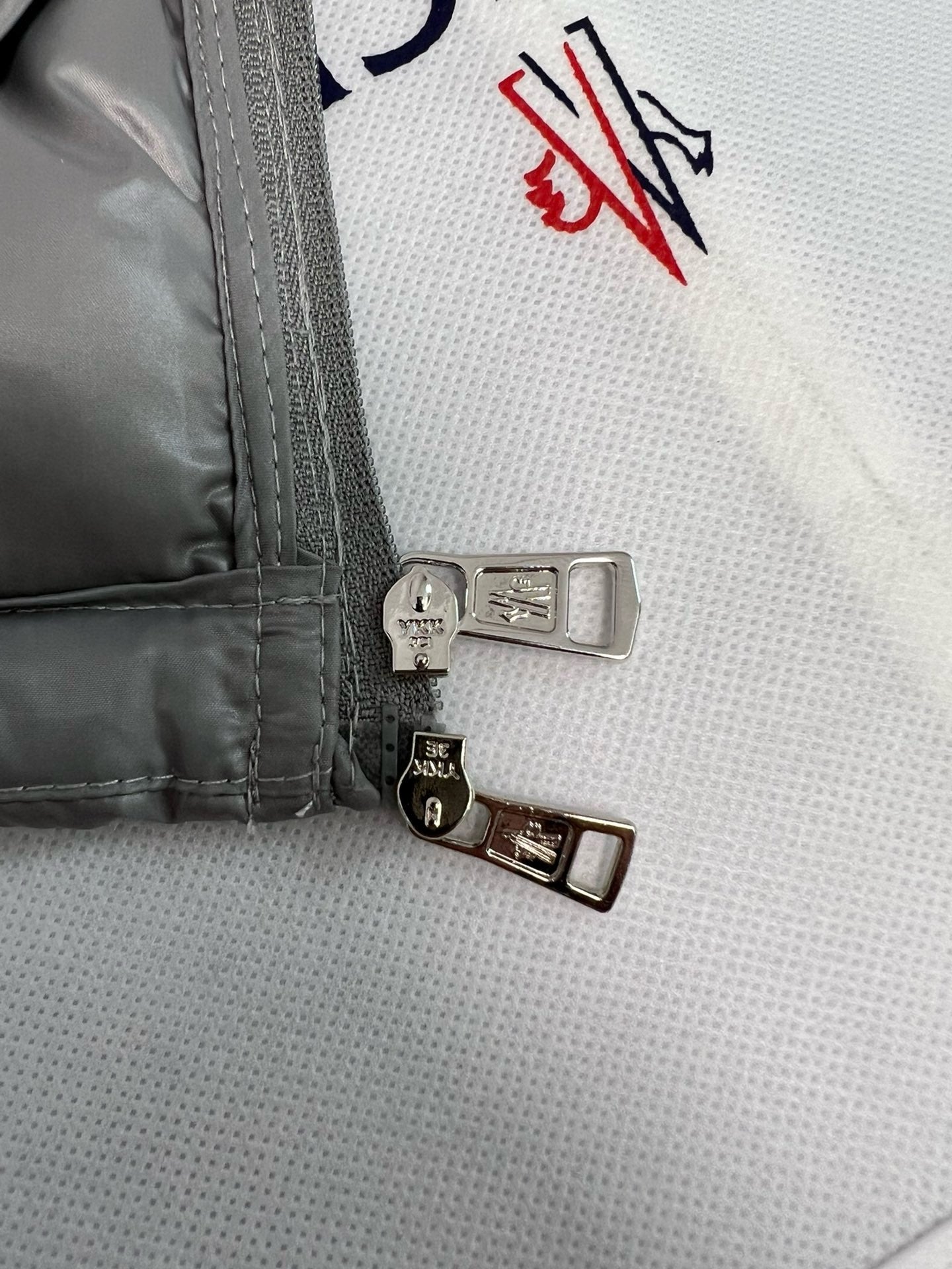 Chaqueta negra y gris