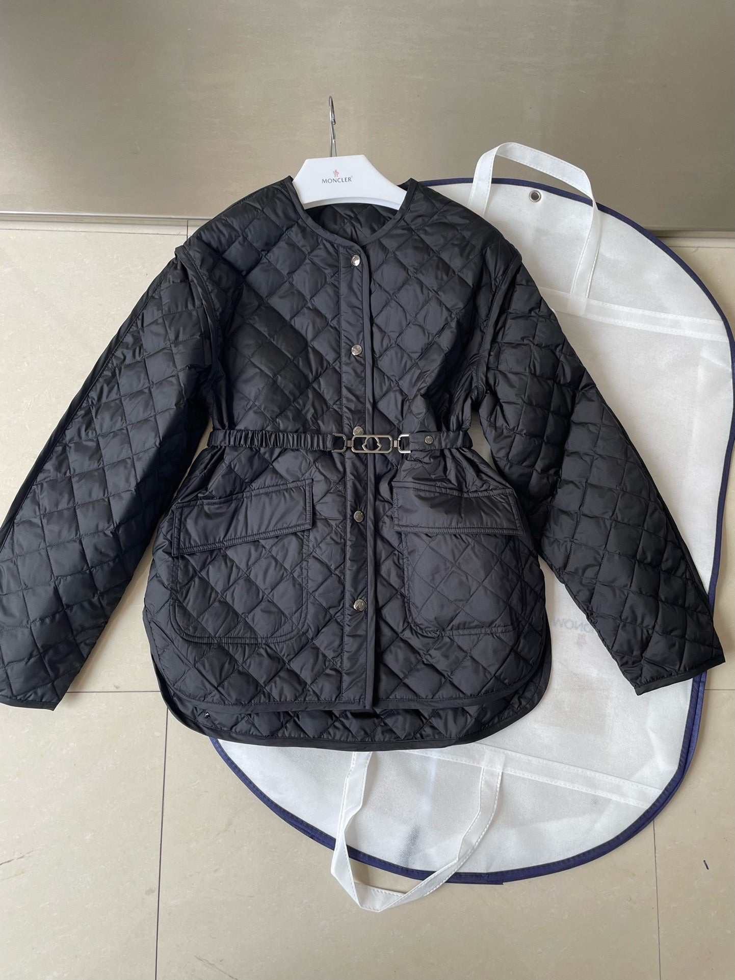 Chaqueta blanca y negra