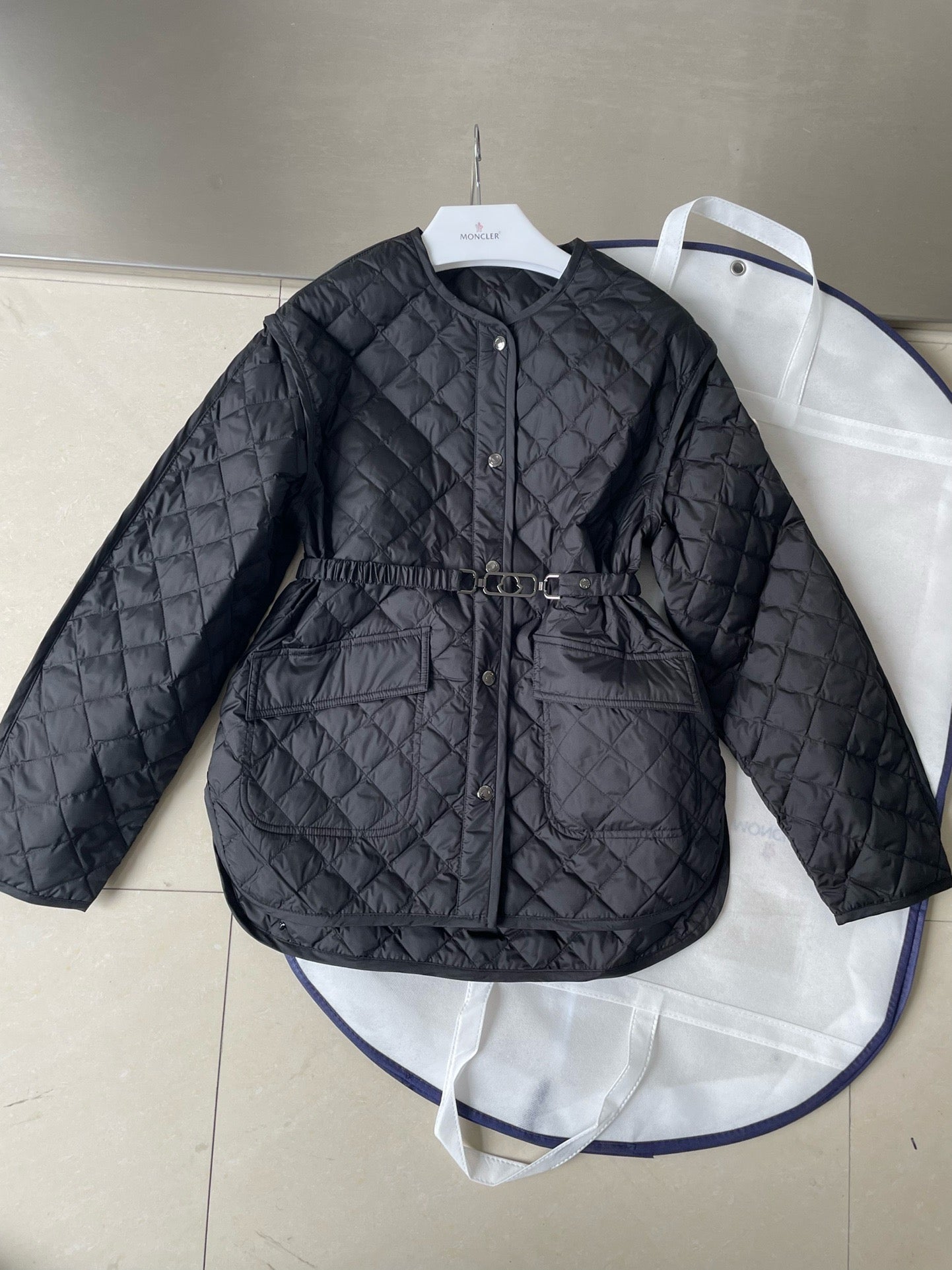 Chaqueta blanca y negra
