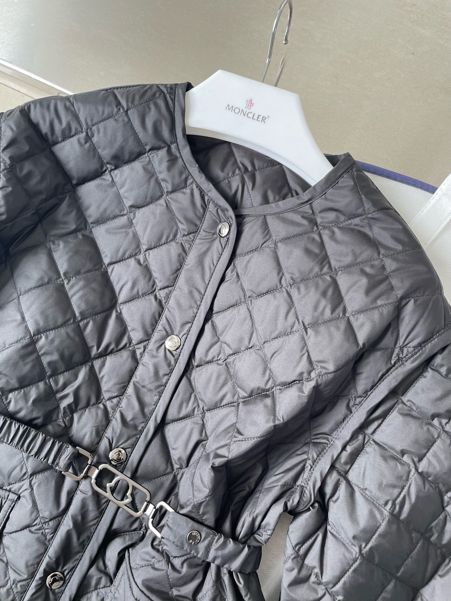 Chaqueta blanca y negra