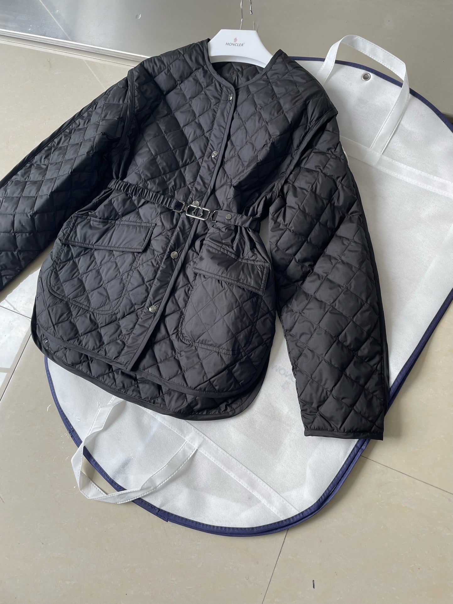 Chaqueta blanca y negra