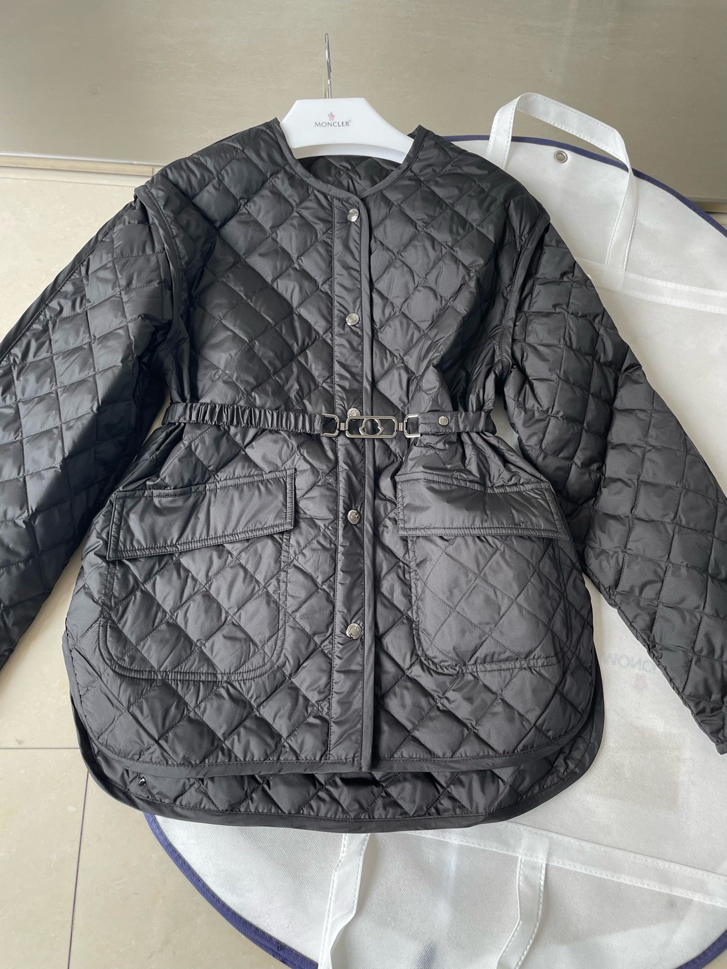 Chaqueta blanca y negra