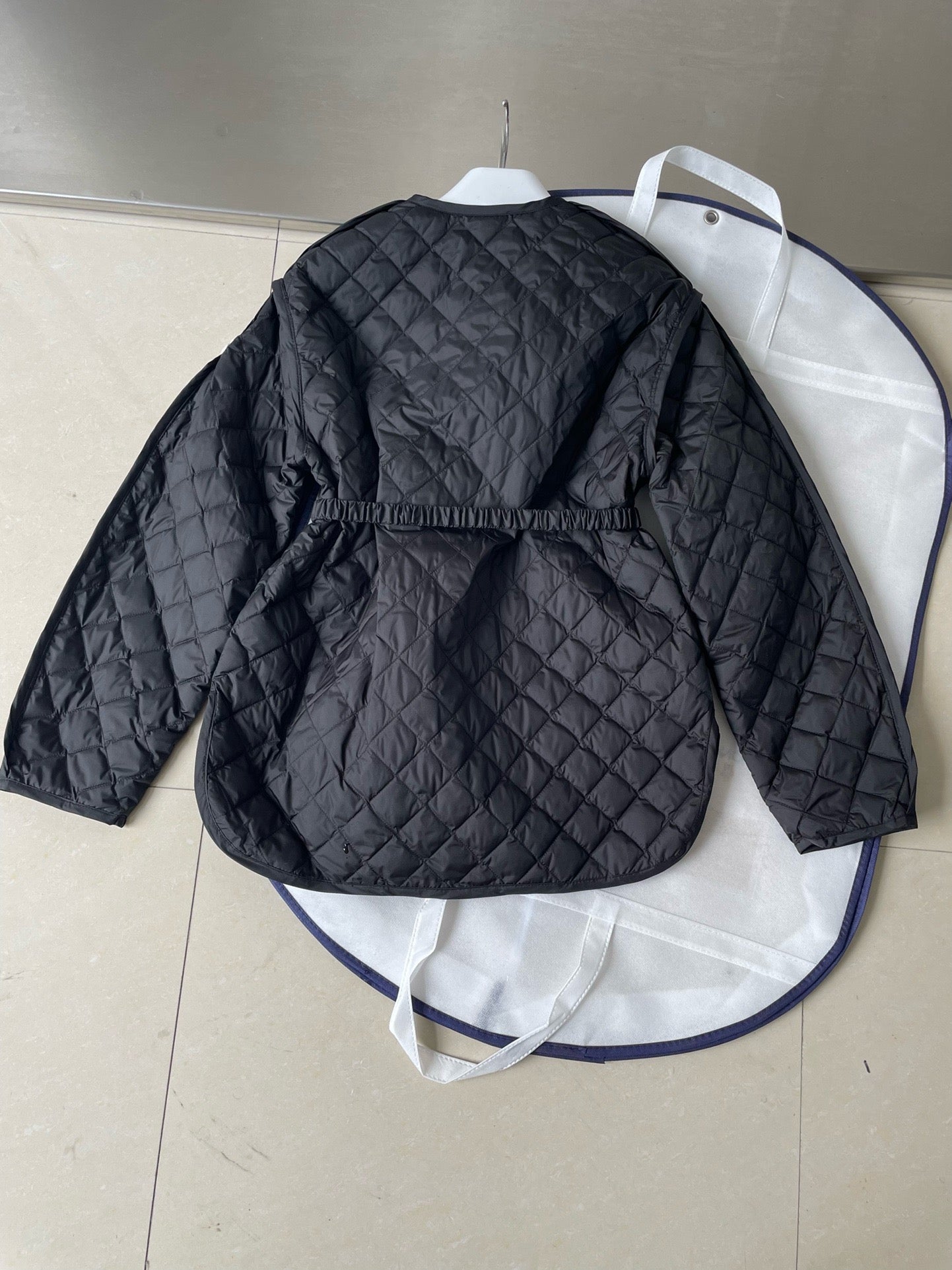 Chaqueta blanca y negra
