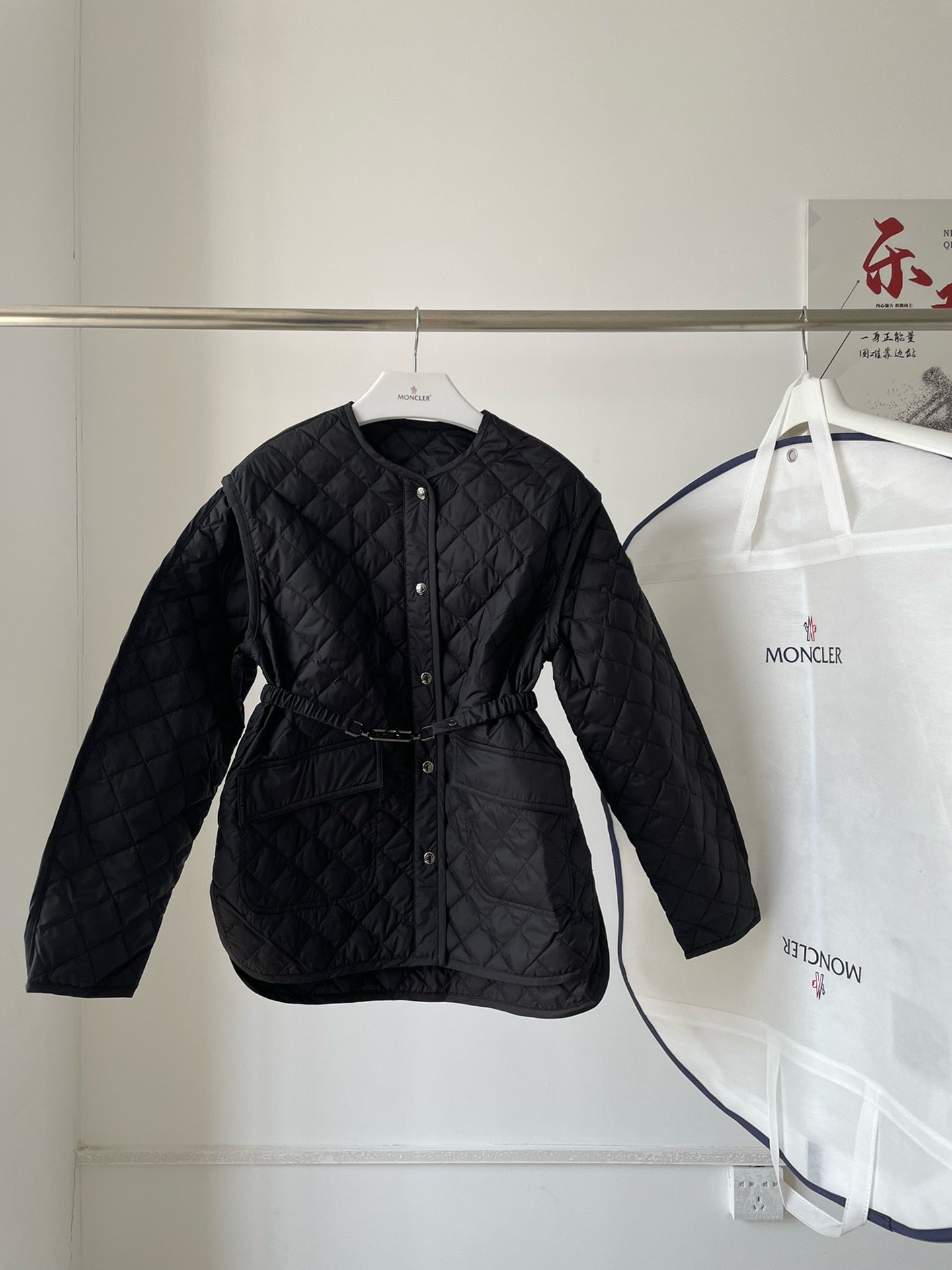 Chaqueta blanca y negra
