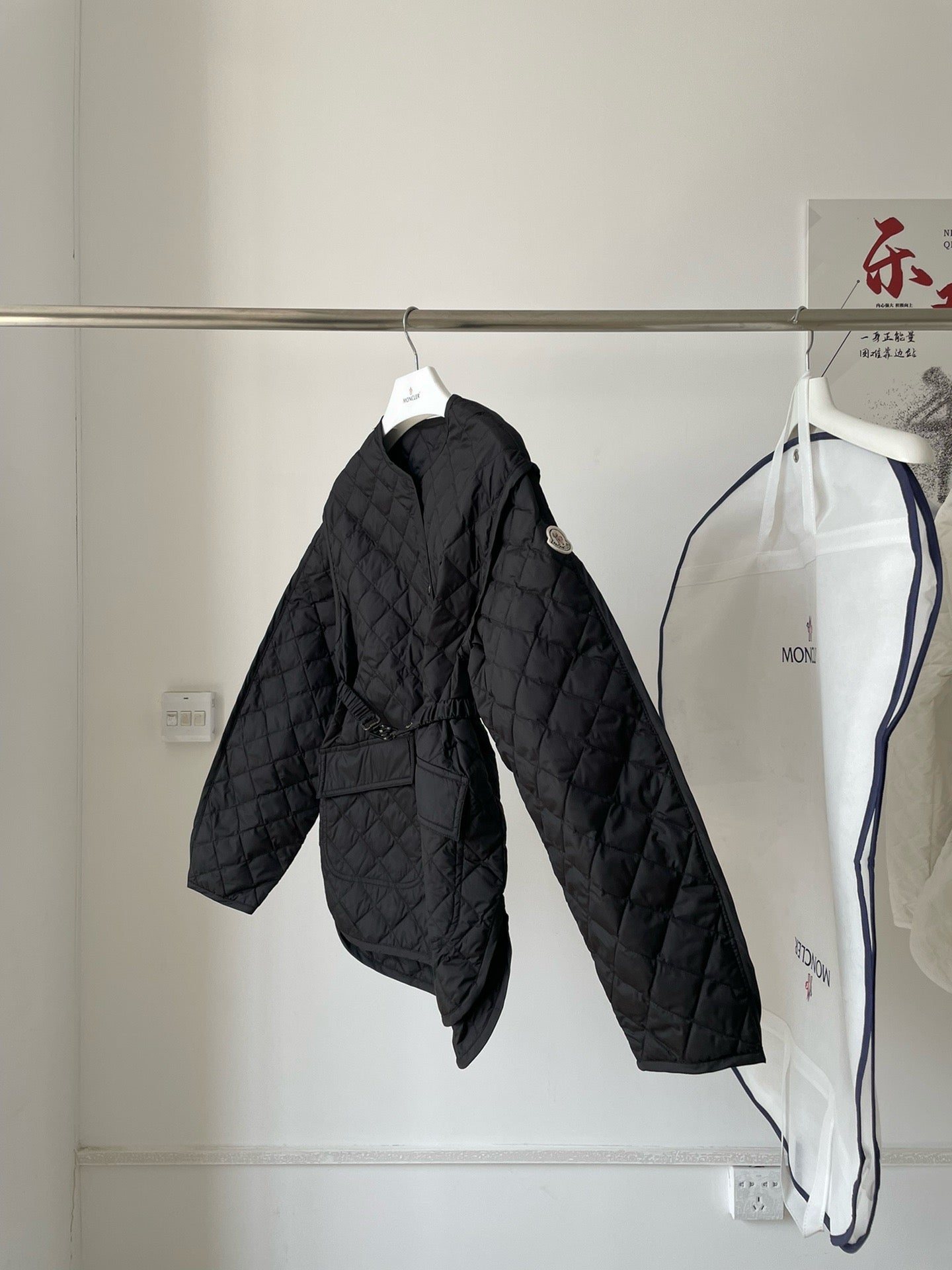 Chaqueta blanca y negra