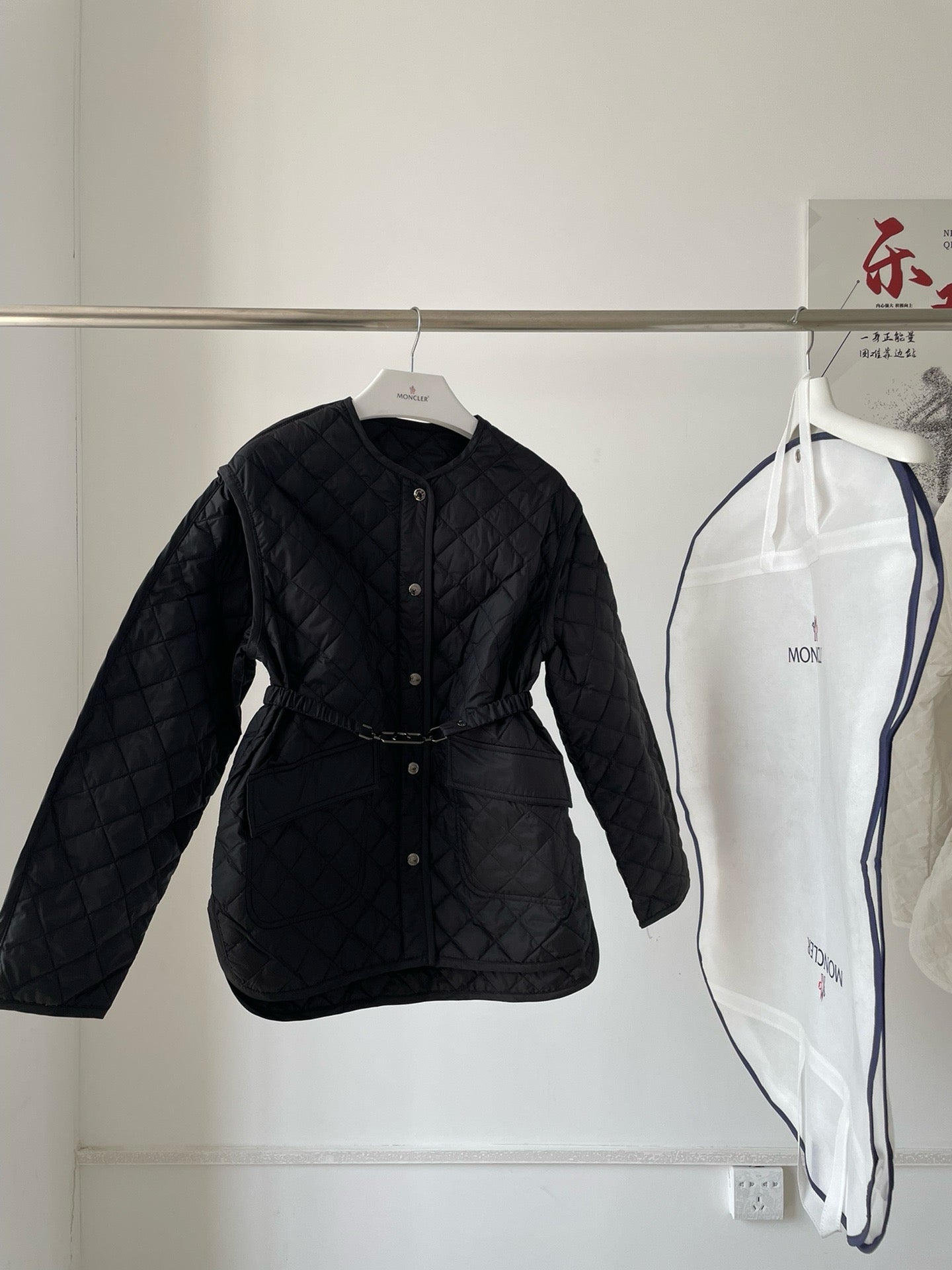 Chaqueta blanca y negra