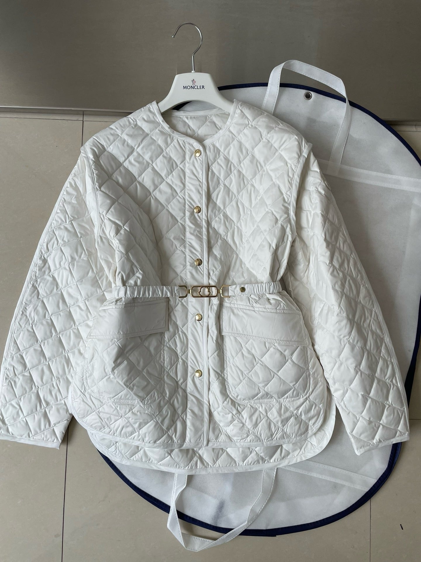 Chaqueta blanca y negra