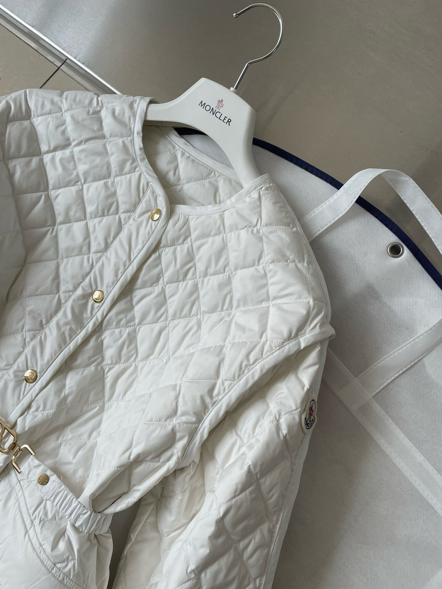 Chaqueta blanca y negra
