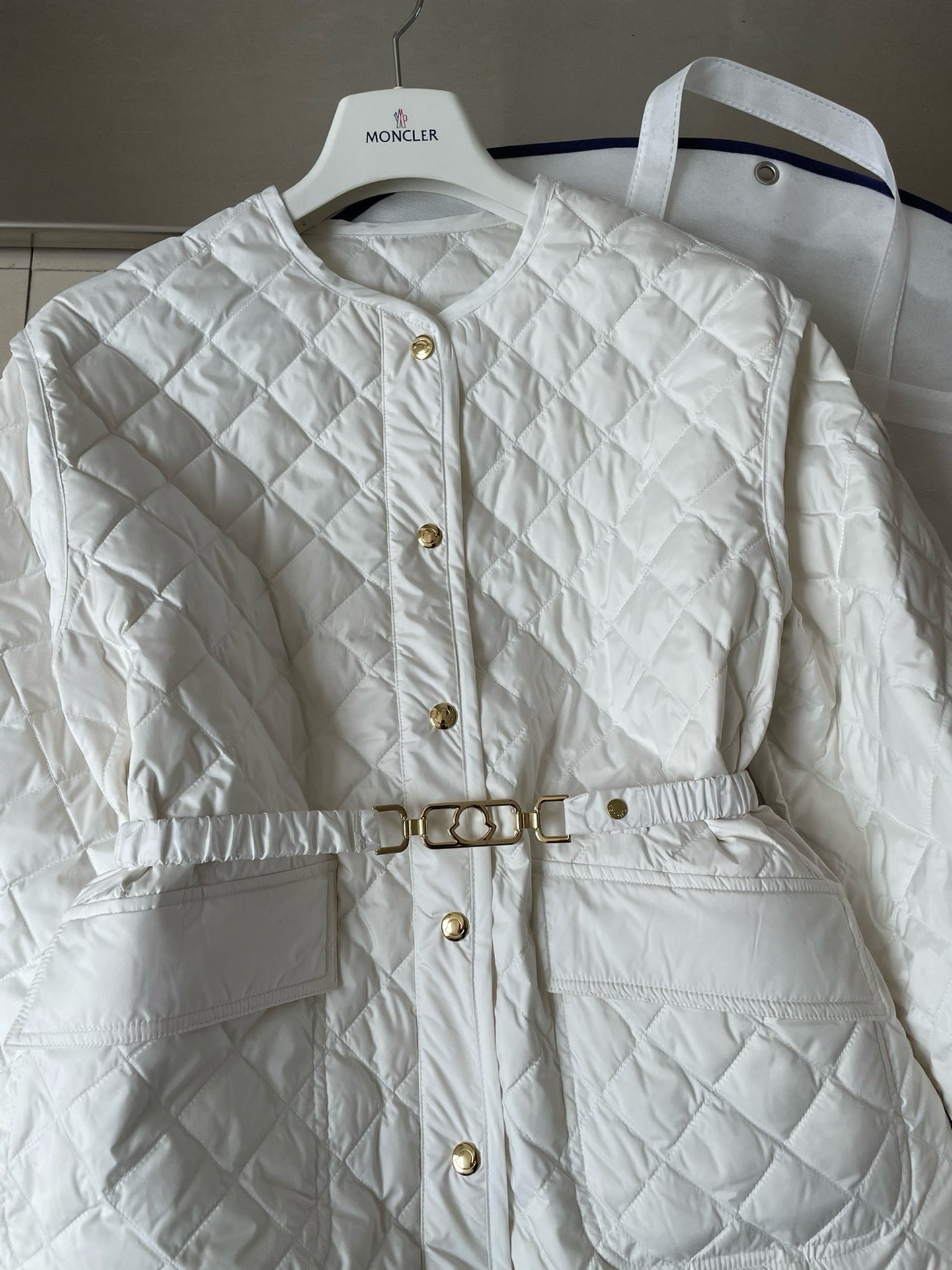 Chaqueta blanca y negra