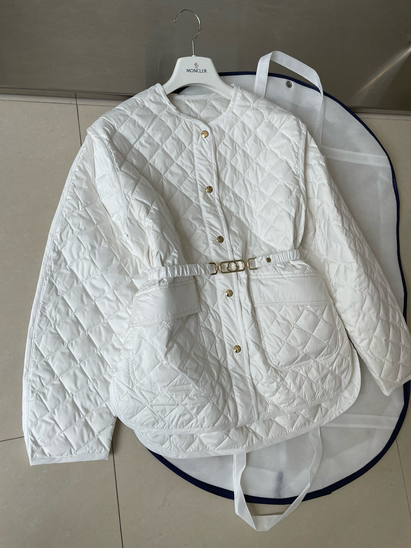 Chaqueta blanca y negra