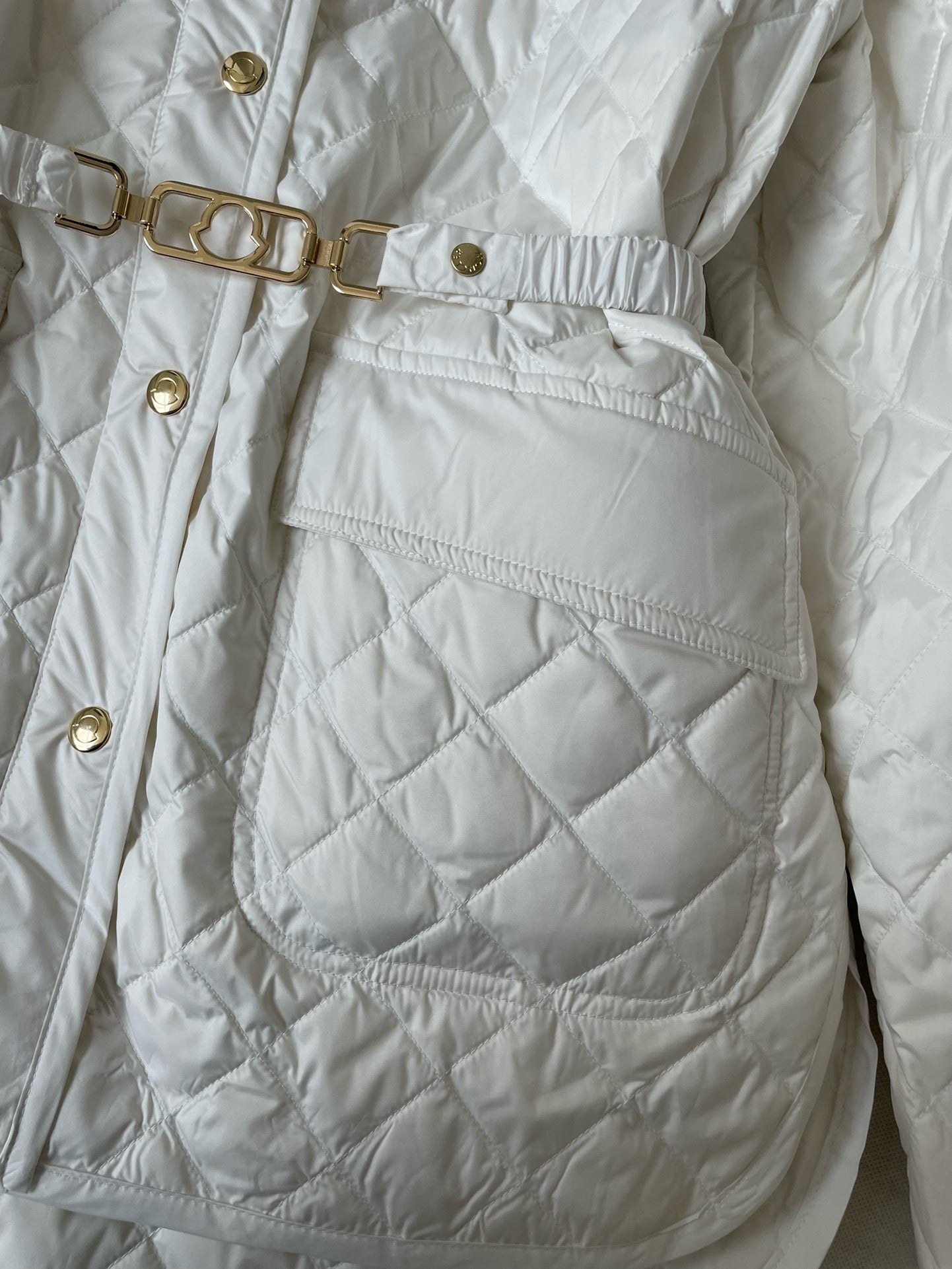 Chaqueta blanca y negra
