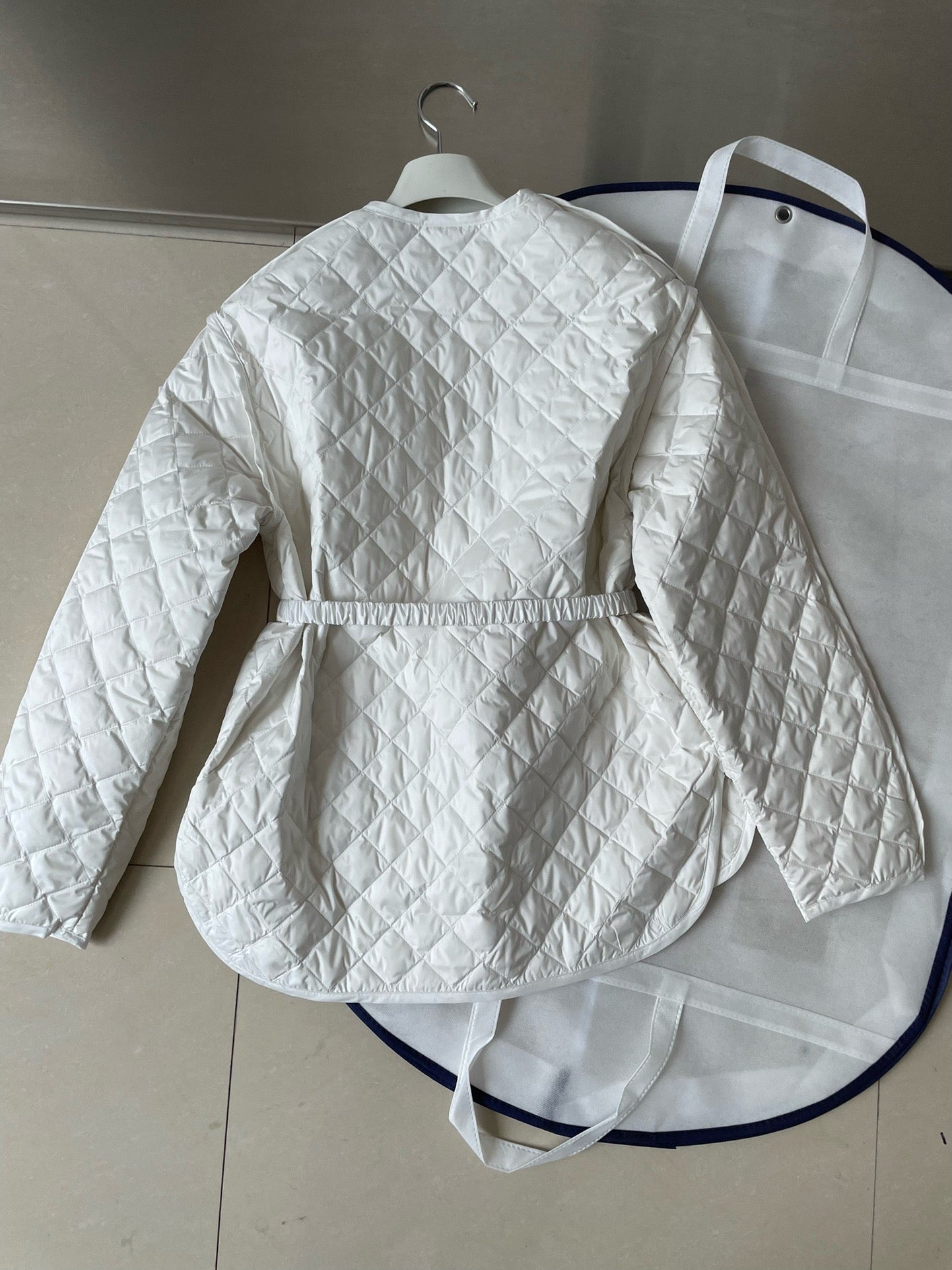 Chaqueta blanca y negra