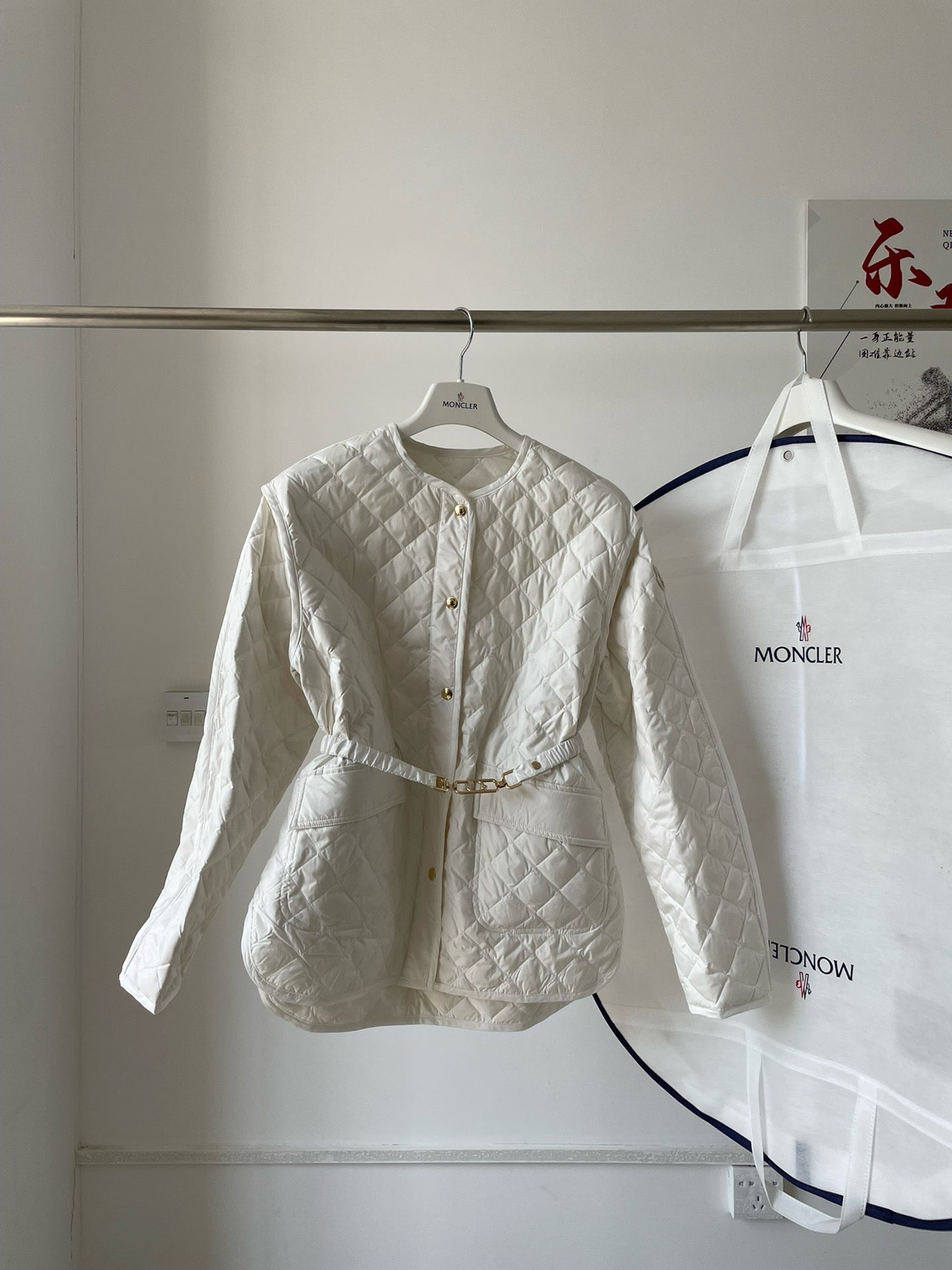Chaqueta blanca y negra