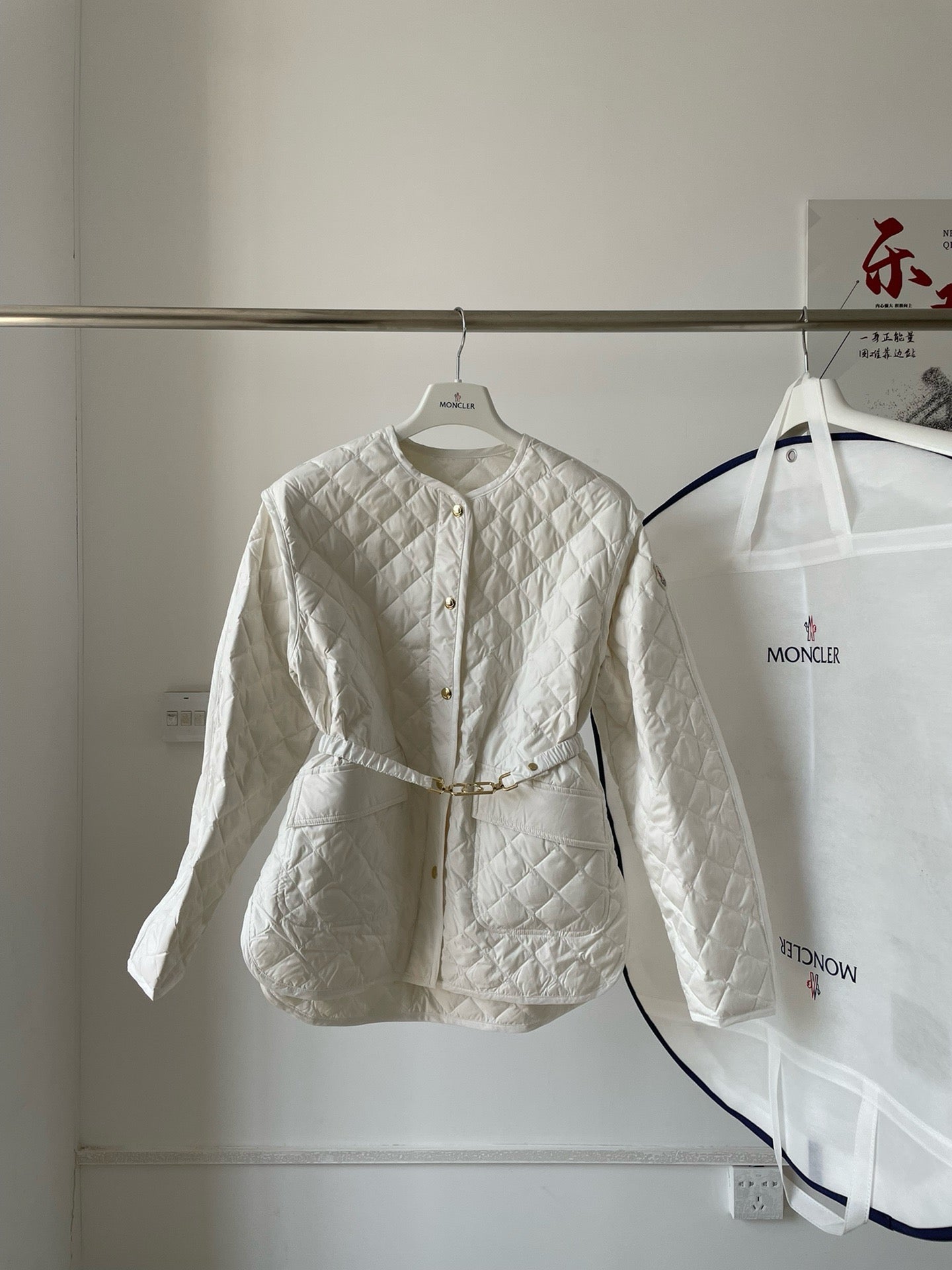 Chaqueta blanca y negra
