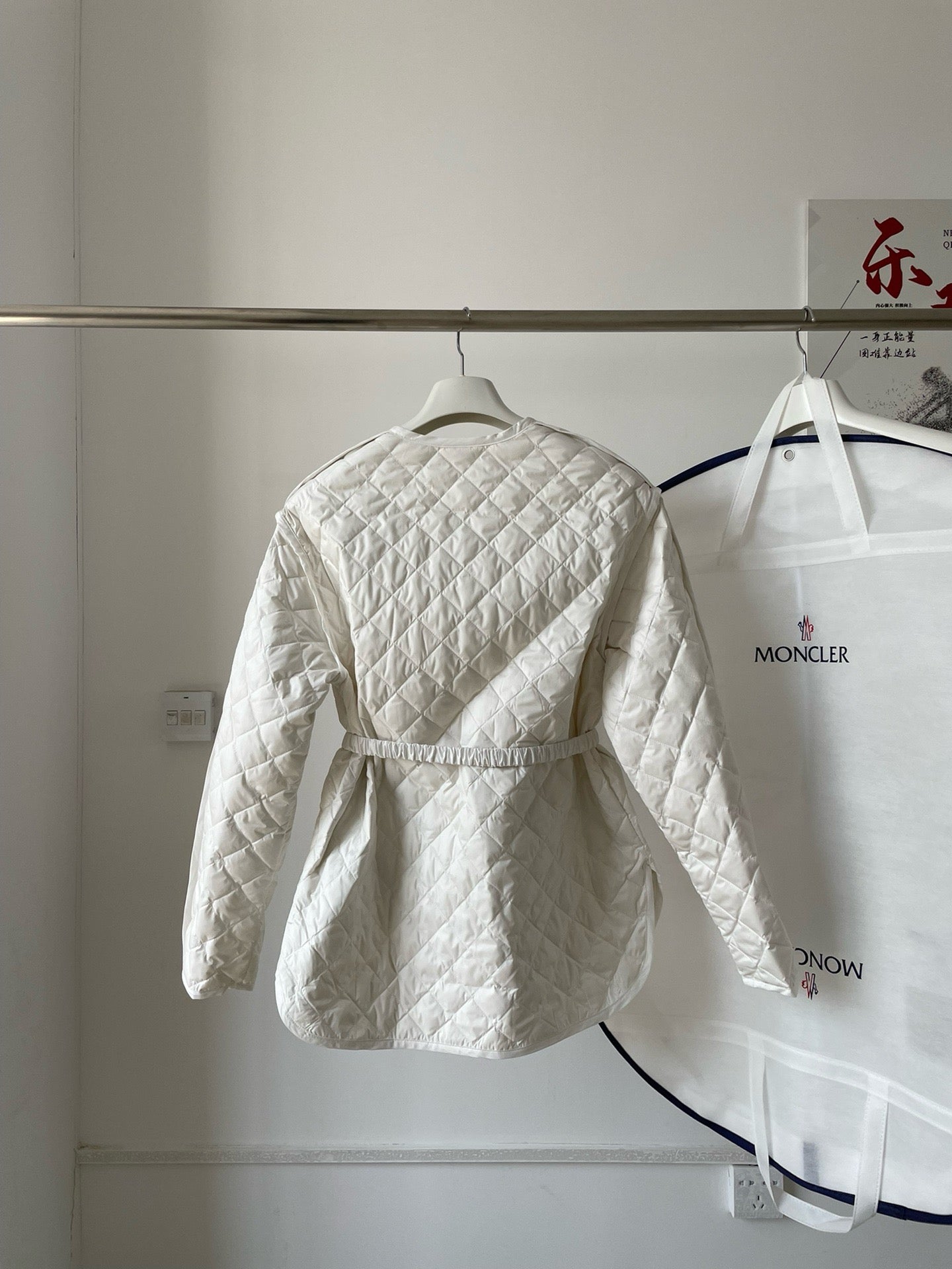 Chaqueta blanca y negra