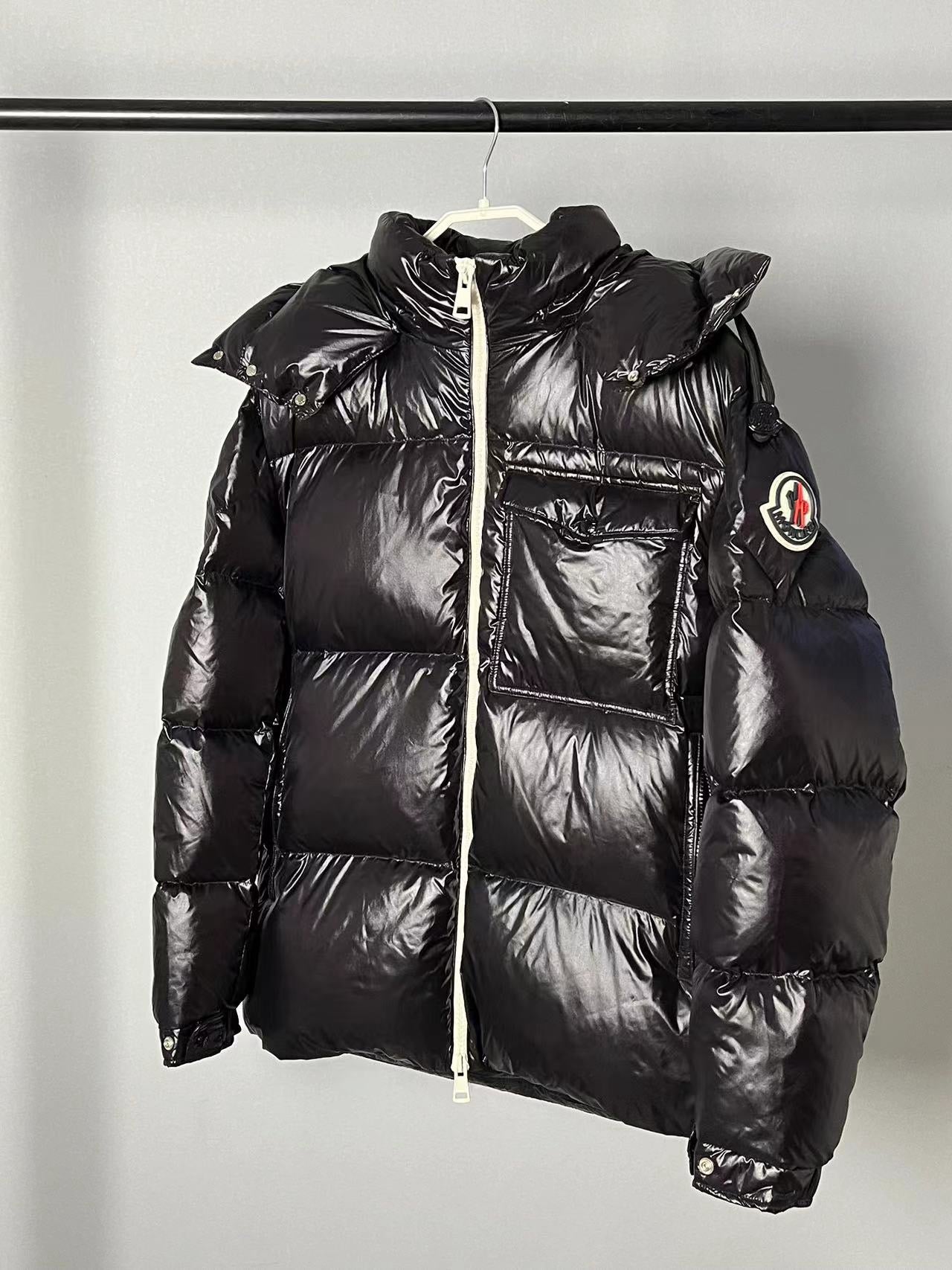 Chaqueta negra, azul y verde