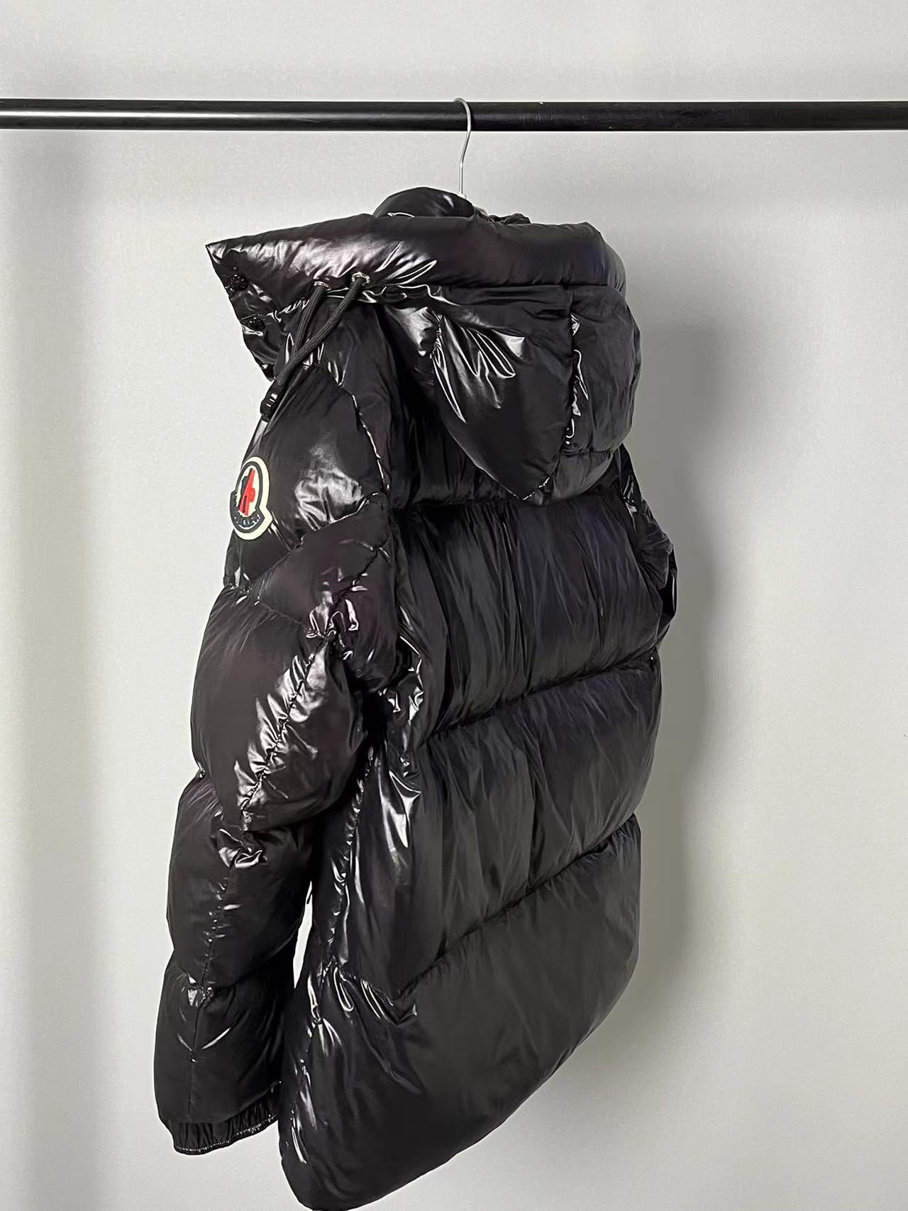 Chaqueta negra, azul y verde