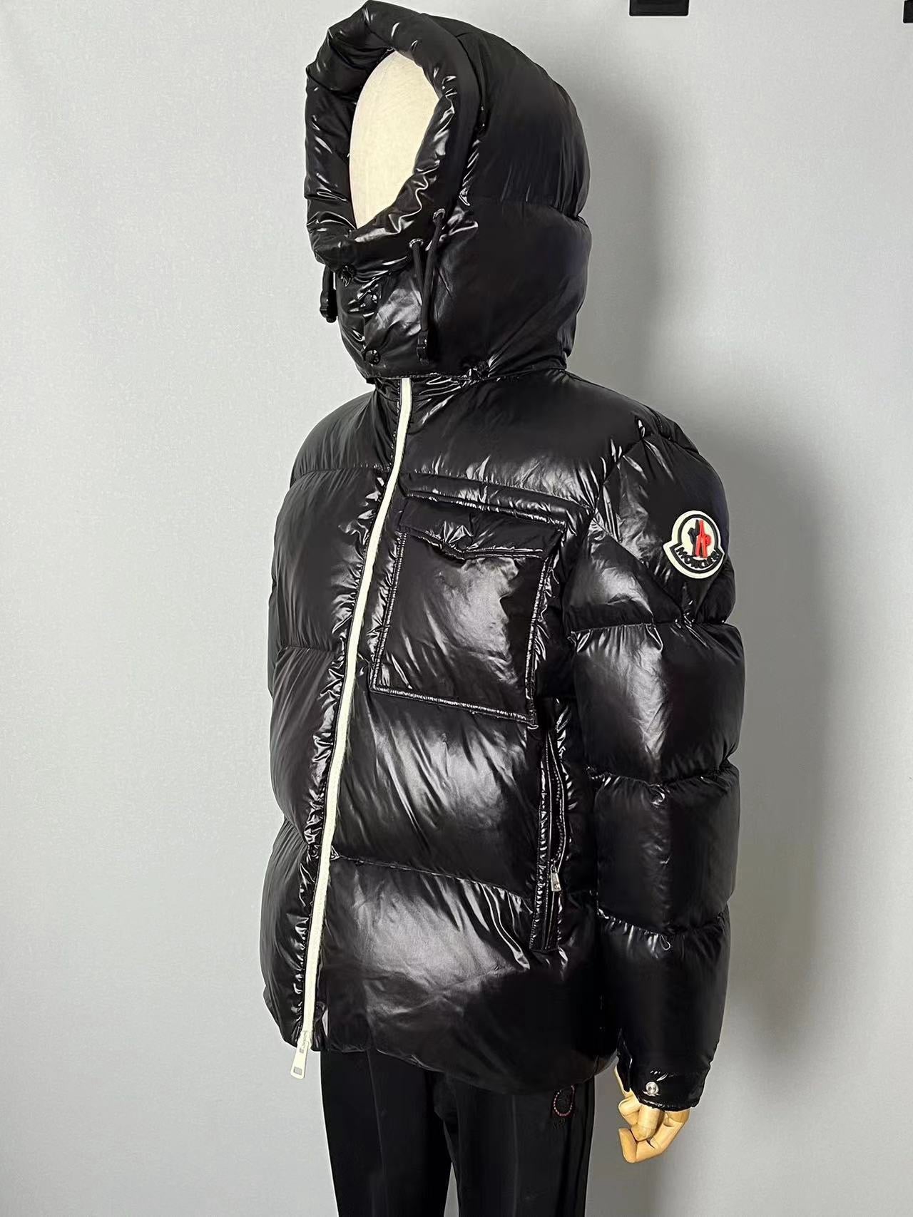 Chaqueta negra, azul y verde