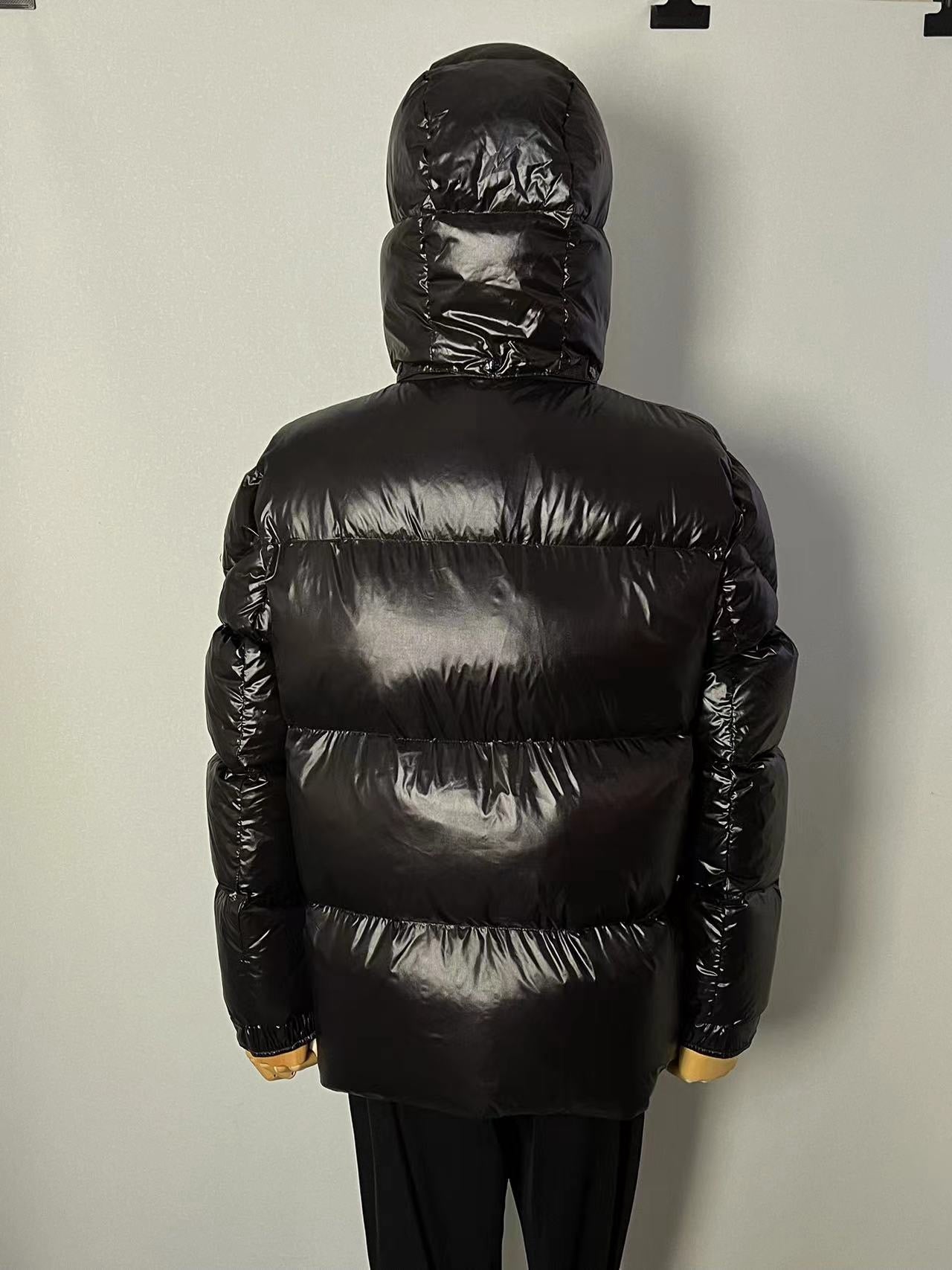 Chaqueta negra, azul y verde