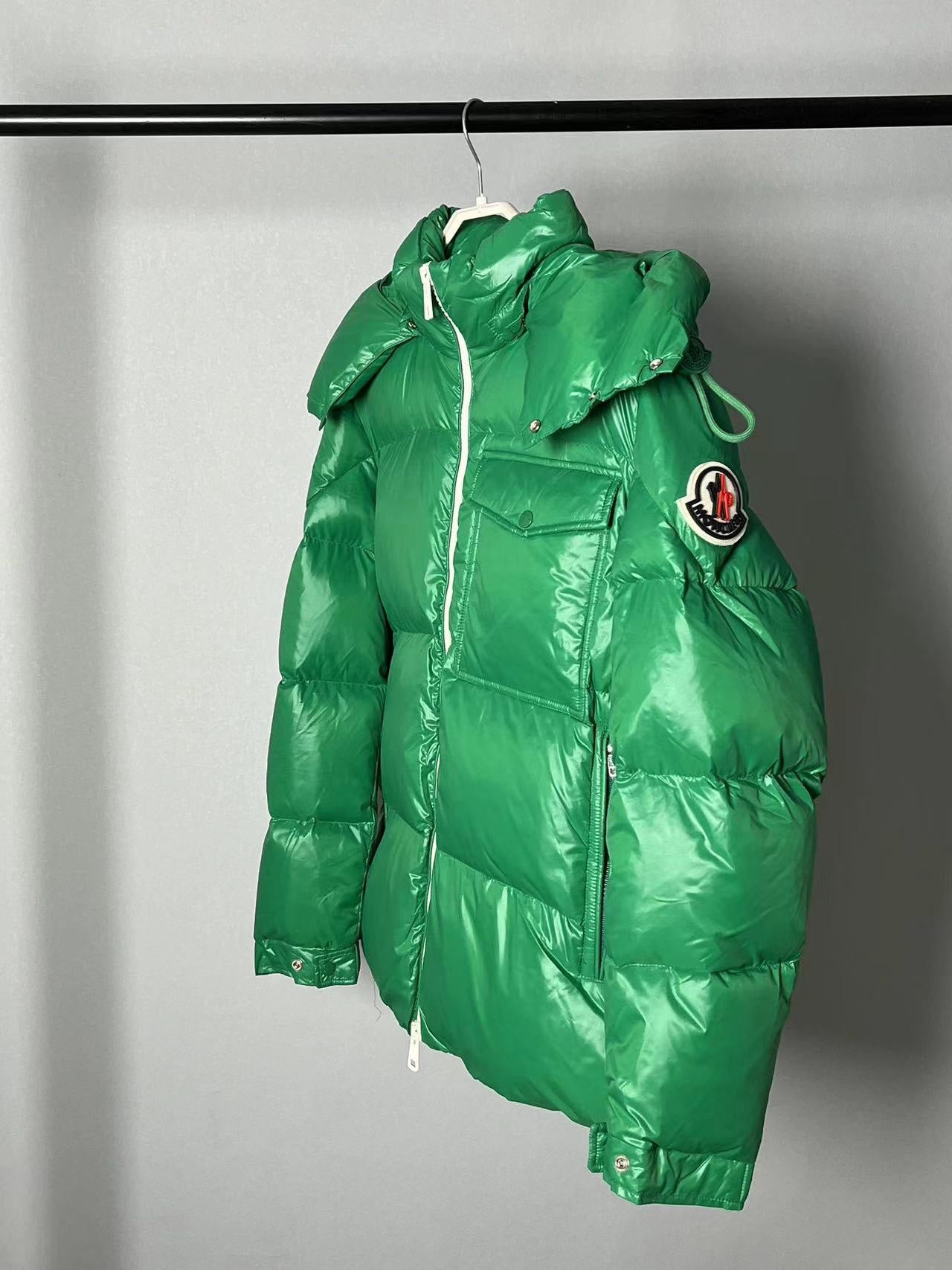 Chaqueta negra, azul y verde
