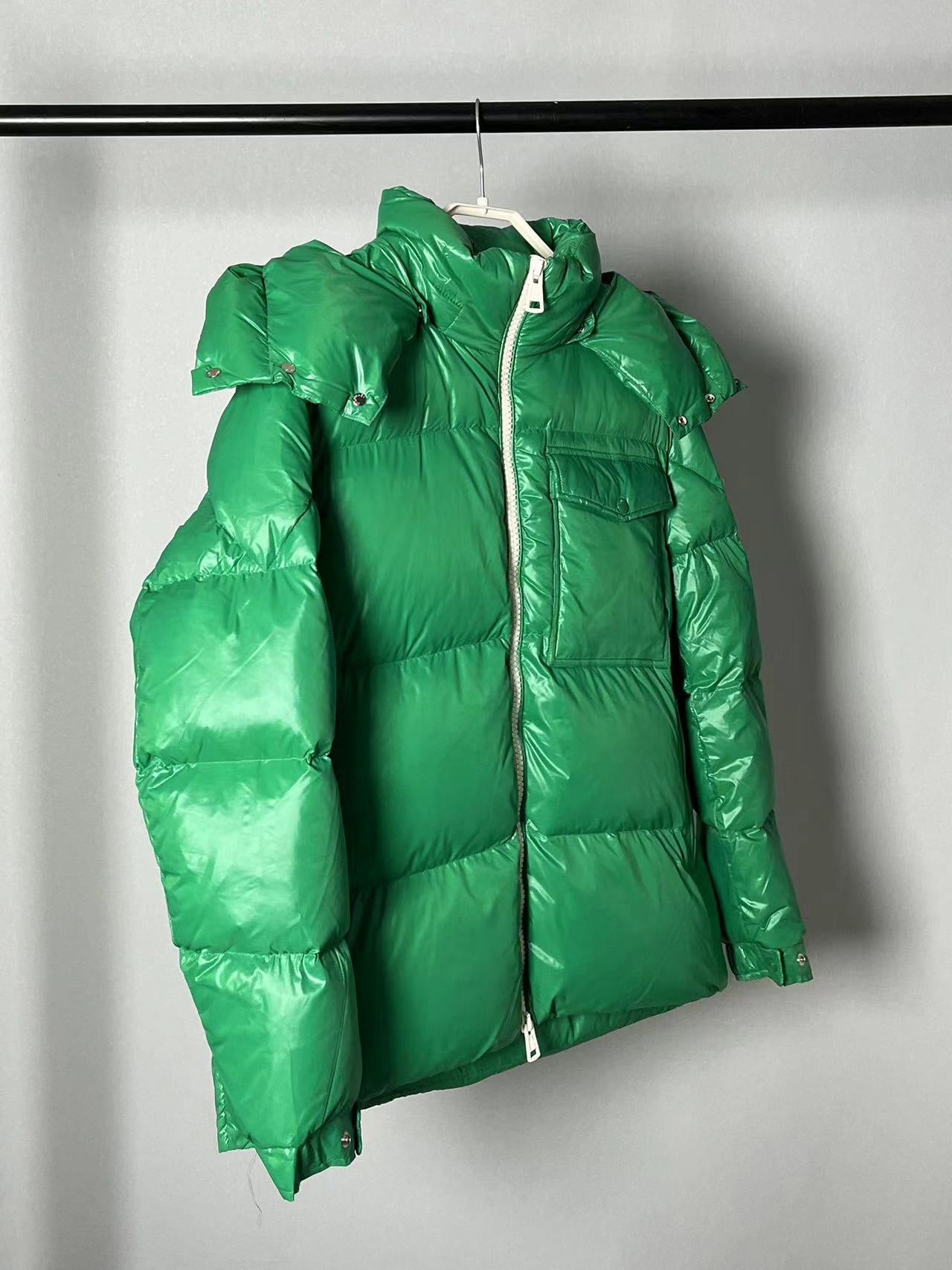 Chaqueta negra, azul y verde