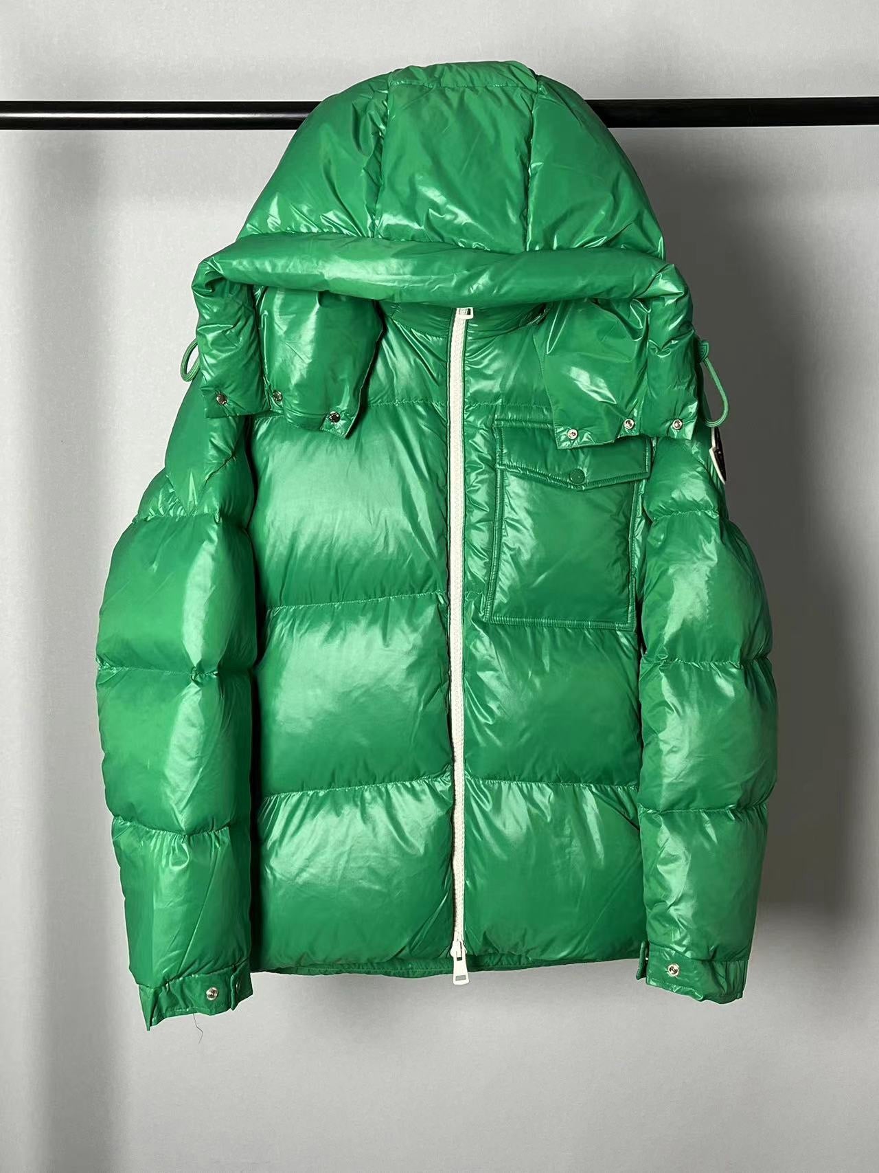 Chaqueta negra, azul y verde