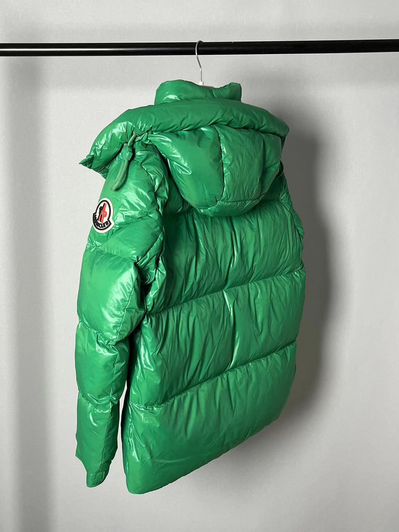Chaqueta negra, azul y verde
