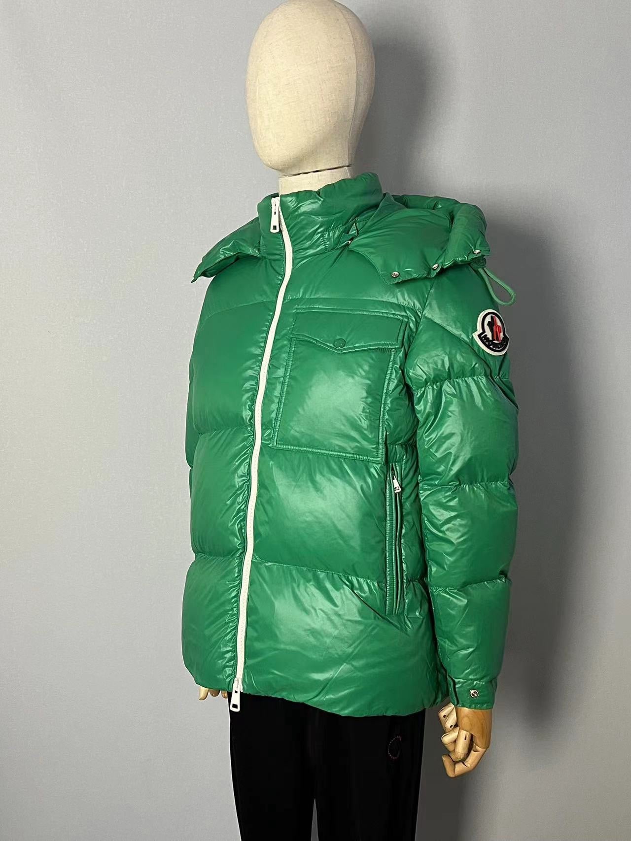 Chaqueta negra, azul y verde